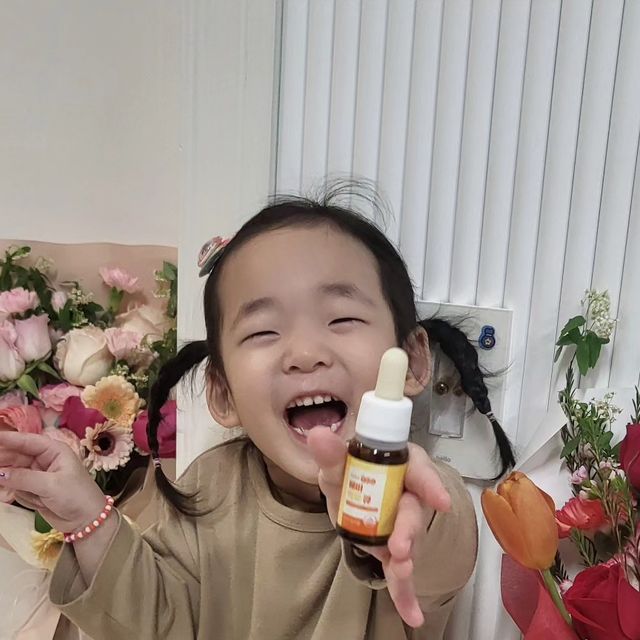 이은정 on Instagram: "#체험단리뷰 #비타솔베비락토큐
⠀
로아에게 온 선물 🫶
5방울로 편하게 섭취하는
비타솔베비락토큐 아기유산균
⠀
일하는 엄마때문에 햇빛볼일이 거의없는 울애기ㅠㅠ
아침마다 가루유산균먹으며 켁켁거리는데
이제 편하게 한번에 먹일수있어 좋아요😍
⠀
프로바이오틱스 15억투입! 보장균수 1억2천 CFU!
아기뼈형성 유지에좋은 비타민D 400IU 
유산균과 비타민을 한번에 5방울이면 끝 -
⠀
아침마다 먹어야한다고
자기가 직접 가져다주네요ㅎㅎ
먹을때마다 덤으로 보는 무한윙크 🫶
⠀
⠀
#아기유산균 #액상유산균 #드롭유산균 #베비락토큐
#비타민유산균 #어린이유산균 #육아템 #아기영양제
⠀
⠀⠀"