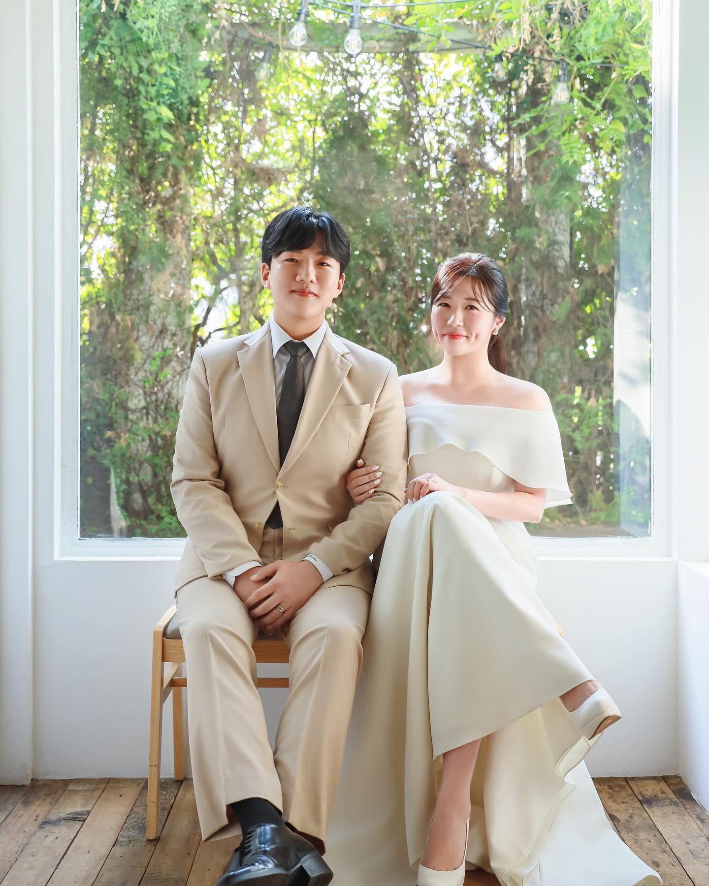 Wedding  D - 2 👰🏻‍♀️🤵🏻💌

2024.03.31 재석 ♡은지 결혼합니다💍
안산 AW컨벤션 그랜드볼룸 3층 12:00

4년동안 알콩달콩 연애했고,
앞으로는 화끈하고 뜨거운 부부로 
서로의 옆자리를 든든하게 채워주려합니다🤍

소식을 전하고 싶은 분들이 많지만
혹 부담이 될까 조심스러운 마음에
연락을 드리지못한 분들도 많습니다.

늦었지만 너그러이 이해해주시고 연락주신다면,
고마운 마음으로 기쁜소식 전하겠습니다.

귀한 발걸음으로 축하해 준다는 지인분들과 
미리 축하해주신 많은 분들의 마음을 잘받아서
앞으로 더 행복하게 잘살겠습니다💗

정말 감사합니다💗

신랑 김재석 신부 정은지 올림💍