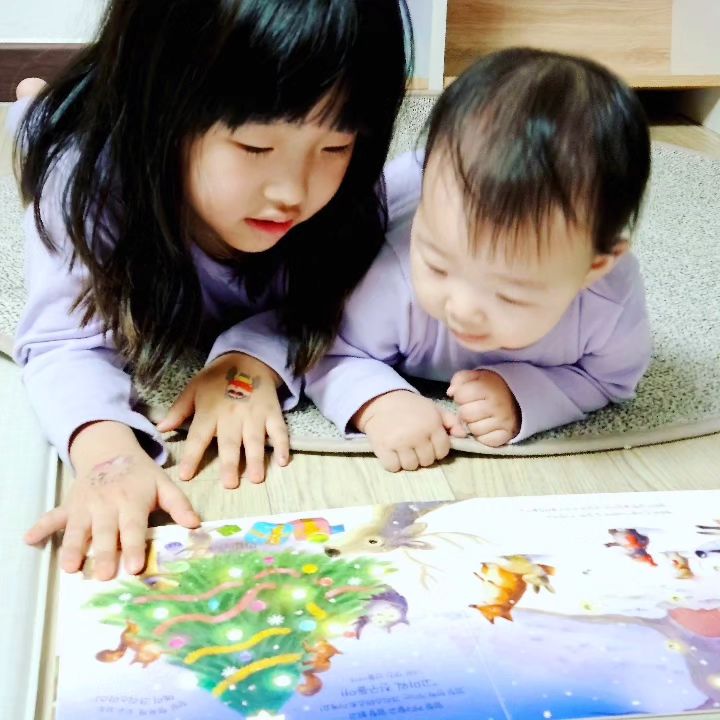 이번주 느므 힘들었...🤦‍♀️🫠
하지만 요런 투샷에 마음이 몽골몽골해진다🙊

둘째는 육퇴인데, 첫째는 언제 자니❓️
낼도 소아과 투어는 계속😶‍🌫️

#자매커플티 #실내복취저
#주말끝 #월요일부터 #소아과오픈런
#아프지말자 #한주도힘내야지
#육아기록 #육ㅇㅏ스타그램