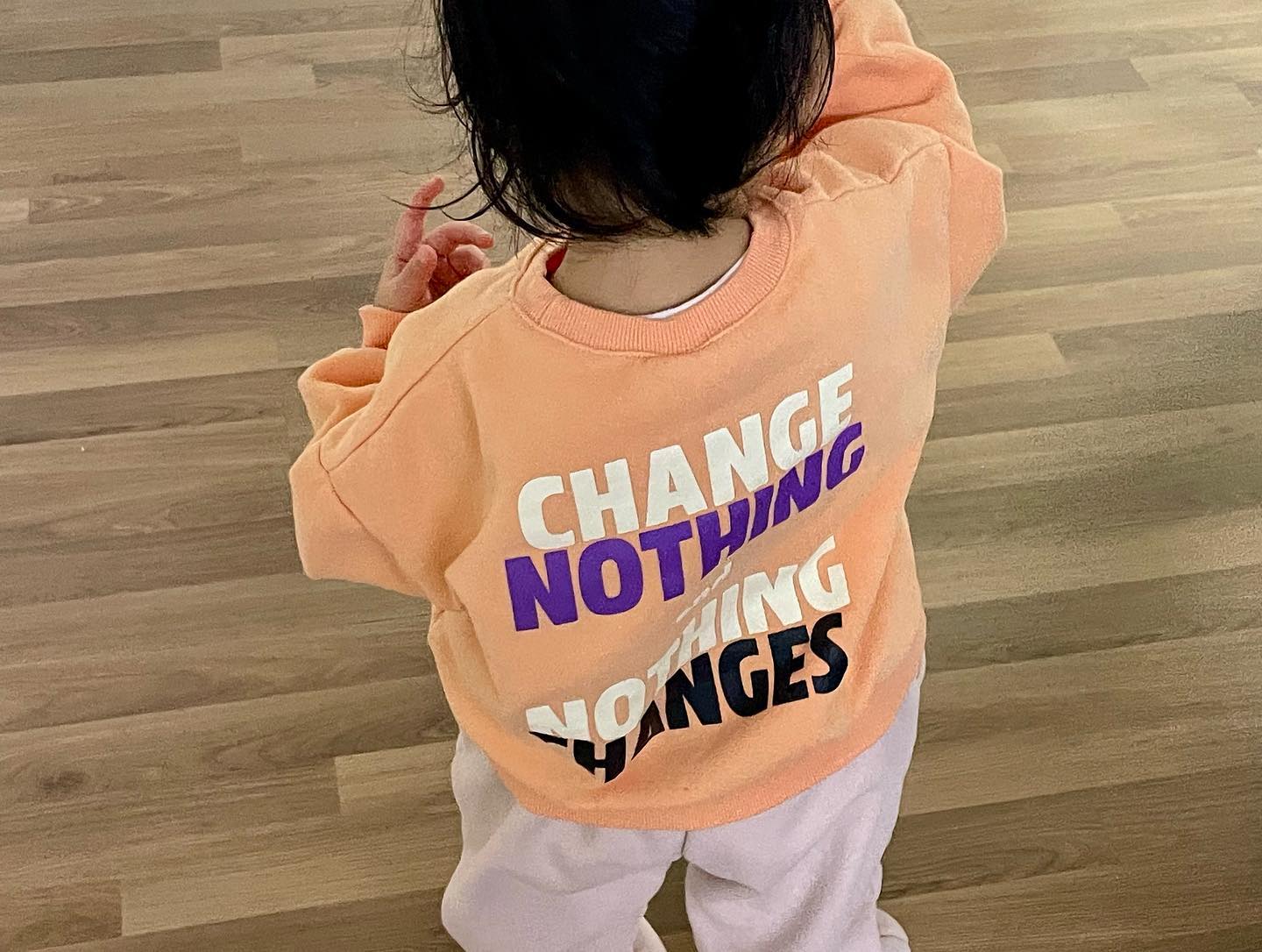 #협찬 #제품제공

귀여운 썸머를
더 귀엽게 만들어 주는
초코몽 맨투맨 바지 세트🧡

센스 있는 레터링 디자인에
어디에나 받쳐 입기 좋은 컬러감,
그리고 양기모 소재로 따듯한 보온성까지😆
같이 입어도 이쁘고
따로 입어도 이뻐요 :)

(어린이집에서 신나는 사진 최애짤ㅋㅋㅋㅋㅋㅋㅋ어린이집 등원룩으로 좋습네닼ㅋㅋ>.<)

#초코몽 #아기등원룩 #어린이집등원룩 #아기상하복세트 #아기맨투맨