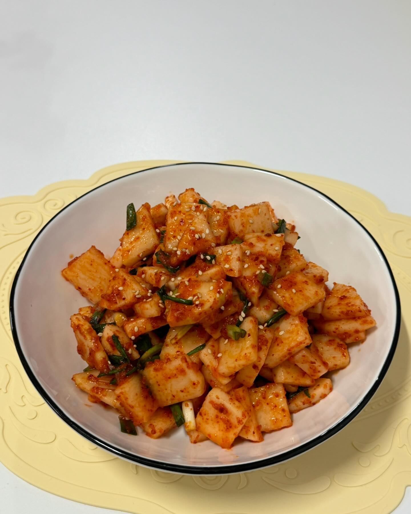 오늘은 [깍두기] 레시피 가져왔어요 👩🏻‍🍳🤍
스토리에 올렸던날 많이들 물어봐주셔서 슬쩍 올려봅니다
 
저는 양이 많지 않고 금방 먹을 깍두기를 담군거라
찹쌀풀 , 과일을 갈아넣지 않았는데 충분히 맛있더라구요

 
📍 [ 깍두기 ] 작은무 1개 기준
 
무를 살짝 얇게 썰어주고 쪽파 조금 썰어넣고
소금 1.5 고춧가루3 , 다진마늘1.5 , 설탕 1.5 , 멸치액젓 1.5 넣고
버무려준 다음 혹시 싱거우면 소금으로 간맞춰주세요 :-)