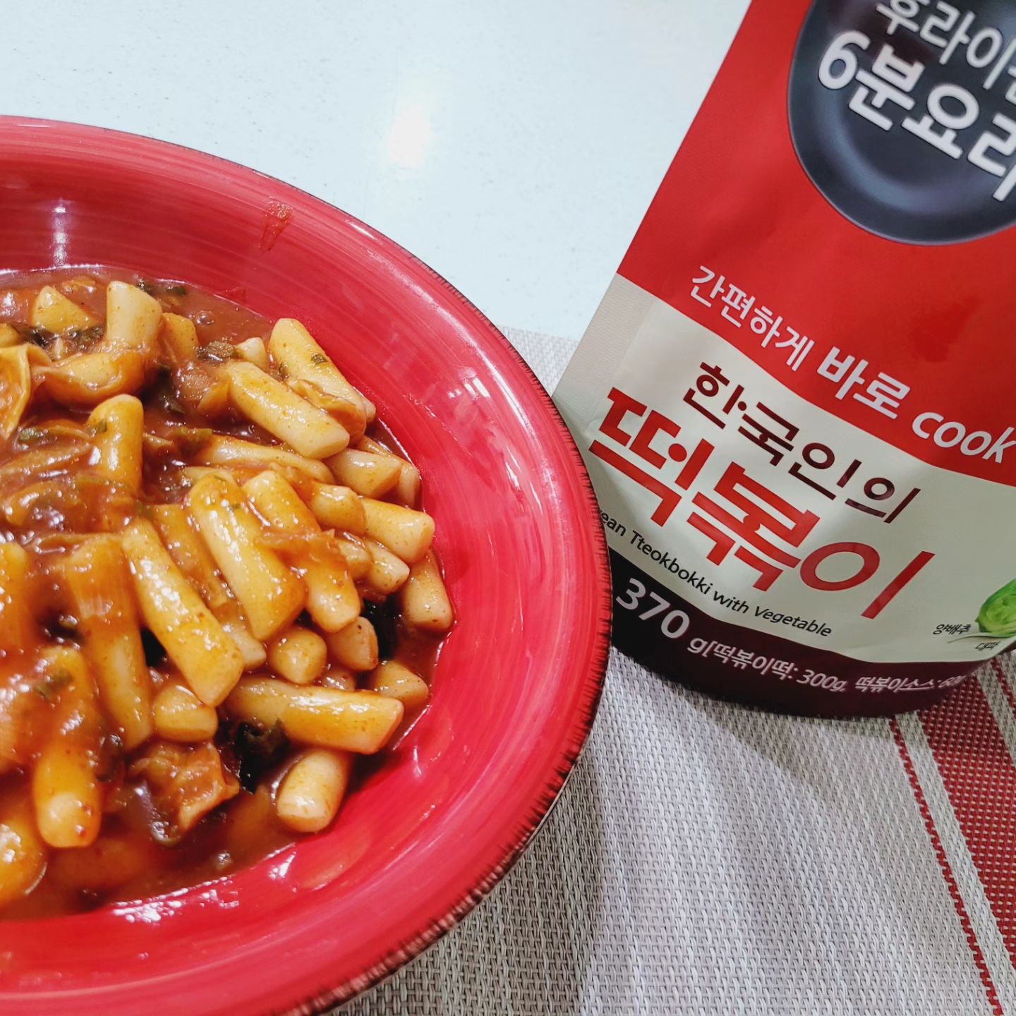 #협찬바로COOK
6분완성 #간편조리 !
입이 심심한 그대를 위해 
온가족이 사랑하는 #한국인의떡볶이 소환~
요것은 많이 맵지않아 새콤달콤 아이들 입맛에도 딱!
쌀떡이라 고소함이 있고요
후레이크 건더기 사이즈가 큼직큼직해서 식감이 심심하지않아요
국물떡볶이로 먹어도 맛있고
오늘은 튀김에 찍어먹으려고 자박하게 쫄였는데 이또한 맛난 #우리들녁식품
실온보관제품이라 보관도 편리하고 #국내산100%국내산밀키트 로만든 #쌀떡 으로 안심하고먹을수있는 #온가족간식

가격 맛 포장이나 배송상태까지 착하니까 재구매는 확정!

#추억의맛#원팬요리#뚝딱완성
#간편떡볶이 #스피드떡볶이 

https://smartstore.naver.com/mlocalfood