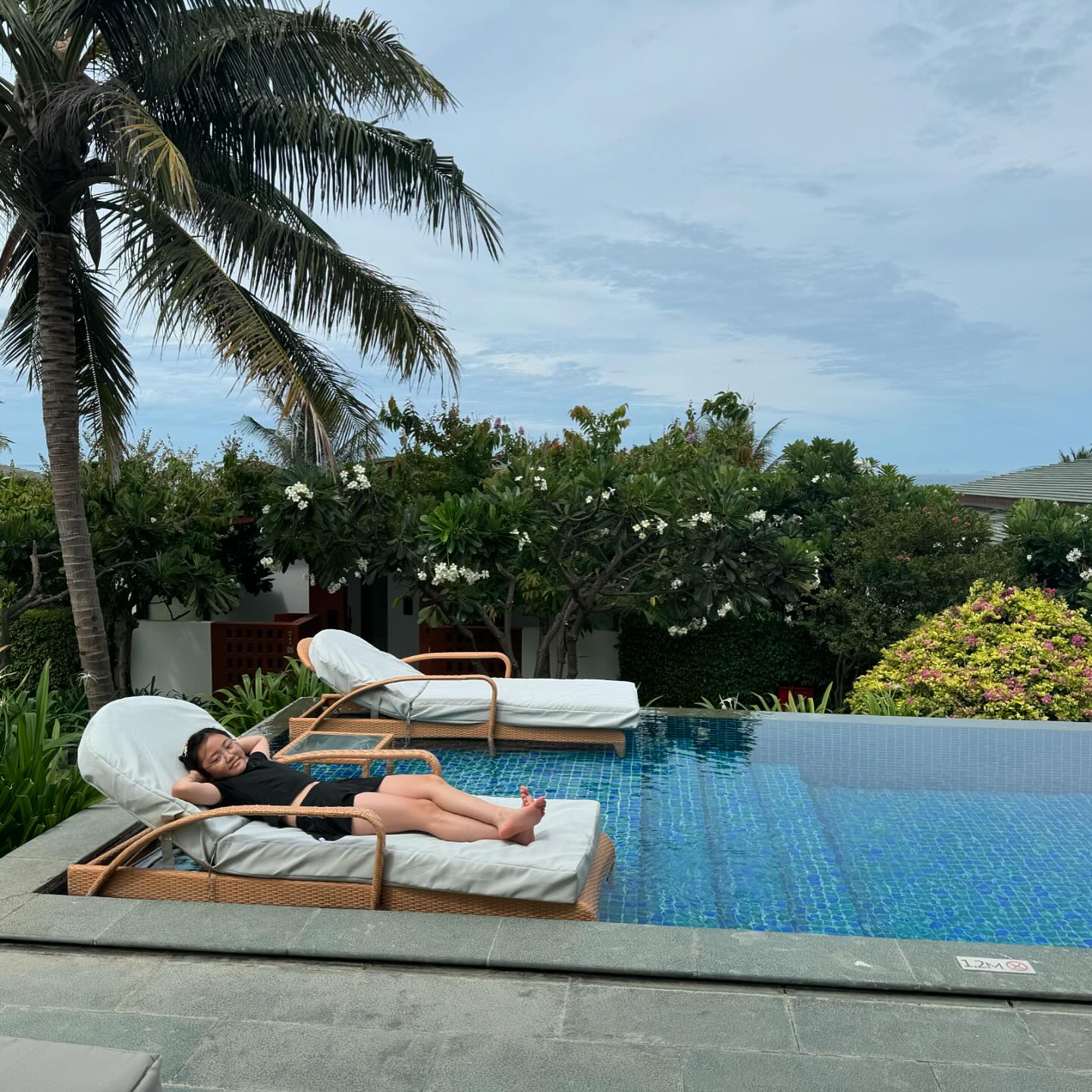 #풀빌라

풀빌라 즐기기 
메인풀 마감 후 
방으로 돌아와 풀빌라애서 
지치지 않고 물놀이 
대단쓰 ~ 
근데 풀빌라로 오니까 좋간 좋다 ㅎ

#가족여행 #베트남 #나트랑 #모벤픽리조트 #여름휴가 #박자매 #초등 #초딩그램 #여아 #키즈 #키즈그램