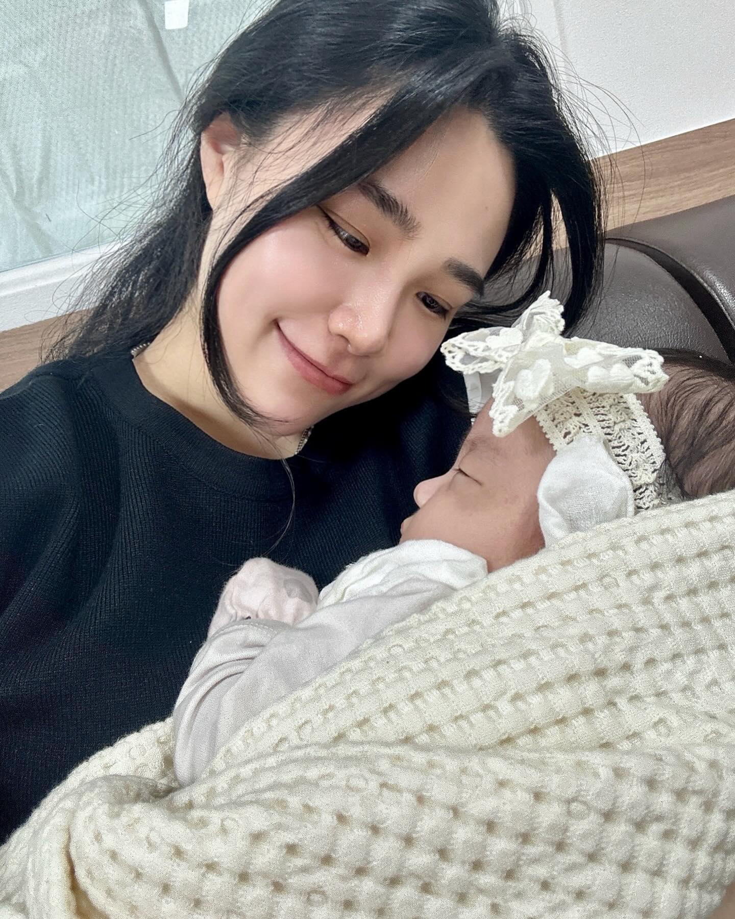 -
#조카바보 일상
이번주도 교회에 같이 와서 예배드렸어요💒 
너무 귀엽고 예뻐서 밥먹는것보다 나엘이 안고있는게
더 좋은거 있죠?😘❤️
저의 요즘 최대 관심사 조카입니당,,
예배시간에도  언니가 예배드릴수있게 울지도않고 
새근새근 잘자더라구요!

세상이 마지막때를 향하여 가고있지만 
하나님은 우리나엘이를 사용하시려고 이땅에 태어나게해주셨어
나엘이의 삶을 하나님께서 선하게 이끌어가주시리라 믿어 
나엘이 시대에는 더 많은 고난과 시련이 있겠지만 
믿음으로 잘 자라나서 그때의 수많은사람들에게 
복음의 영향력을 끼칠수있기를 기대하고 축복해🙏🏻
그리고 귀하게 쓰임받기를 기도해,,한번뿐인 인생 값진 은헤로 살아가자
뱃속에서부터 영적으로 예민함이 있어 남달았던 우리 나엘이! 
건강하게 잘자라나서 이모랑 손잡고 나들이가자🌸
그때쯤엔 꿈을 이룬 멋진이모가 되어 자랑스러워해주길,,

#크리스천#교회누나#교회언니#교회스타그램