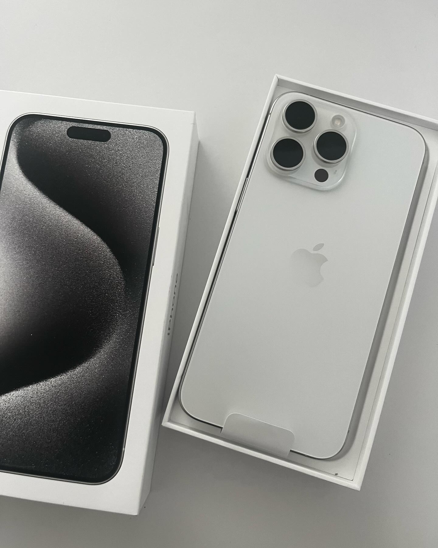 생일 선물 🎂 기념으로 남친님에게 받은 
#iphone15promax 💓 카메라셔터음 없는거 사고 싶어서 싱가포르 까지 꾹꾹 참았다가 오늘 겟! 물론 한국보다 비싸서 별로... 지만 그래도 마침 딱 하나 남아 있어서 다행쓰 생일축하해 주신분들도 감사합니다 🥹  구입 통역 도와주신 언니님두 감사

#아이폰15프로맥스 #생일선물 #싱가포르아이폰15