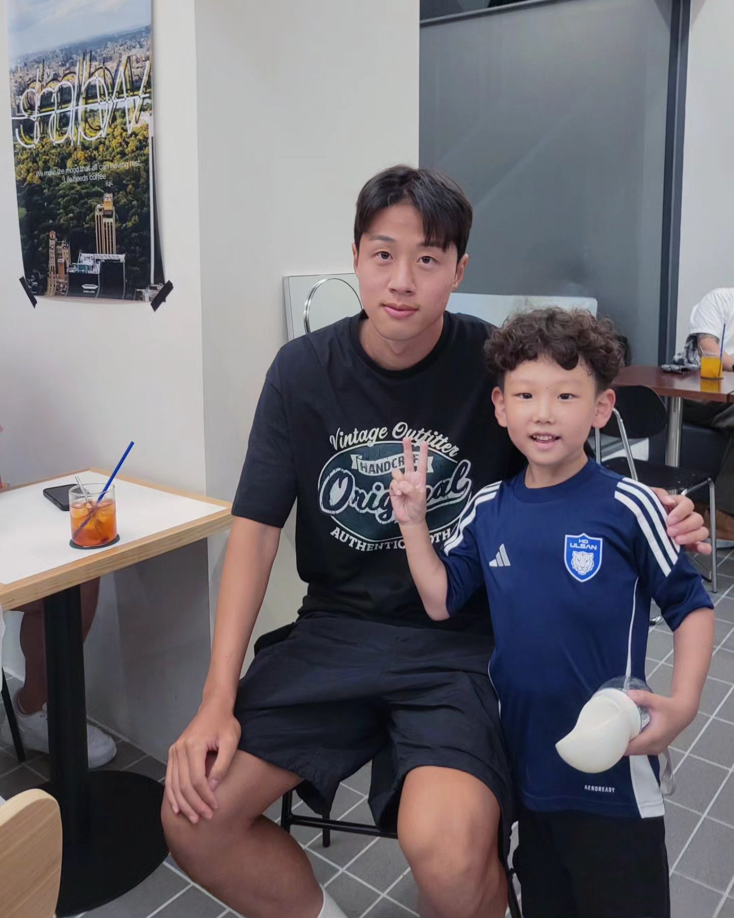 엄마랑 준뚜랑 코코랑 산책 갔다가
샬로우커피에서 쉬다가
김민준선수, 엄원상선수도 보고💙💛

#울산HD #아기호랑이 #러불리준수 #샬로우커피