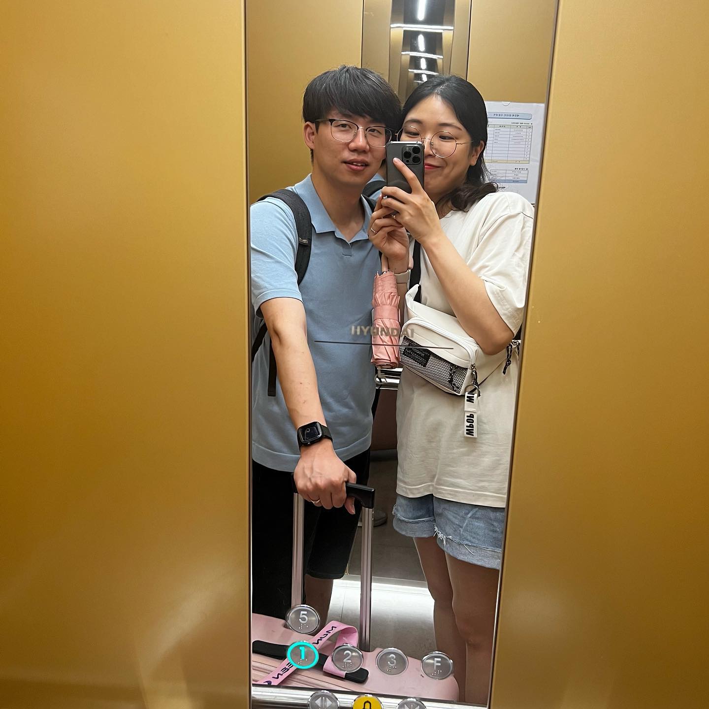 ✈️ CEBU 1 - 23.05.27

얼마만의 인천공항이야🫢
공항 도착해서도 실감 안 남

공항에 가면 잠바쥬스 꼭 먹어야 하는 오빠와
환전 후 보딩하기 전 바로 잠바쥬스 마시러 달려감 🏃‍♀️
이거 먹으러 일찍 옴 ㅋㅋㅋ

밤비행기라 간식도 먹고, 저녁도 먹고,
기내식까지 신청했음🍽️
진에어 기내식 별로라는 이야기를 들었는데 생각보다 괜찮았음~

입국신고서도 너무 오랜만이라 이거 맞어..? 하면서 씀✍️

오랜만의 해외여행✨