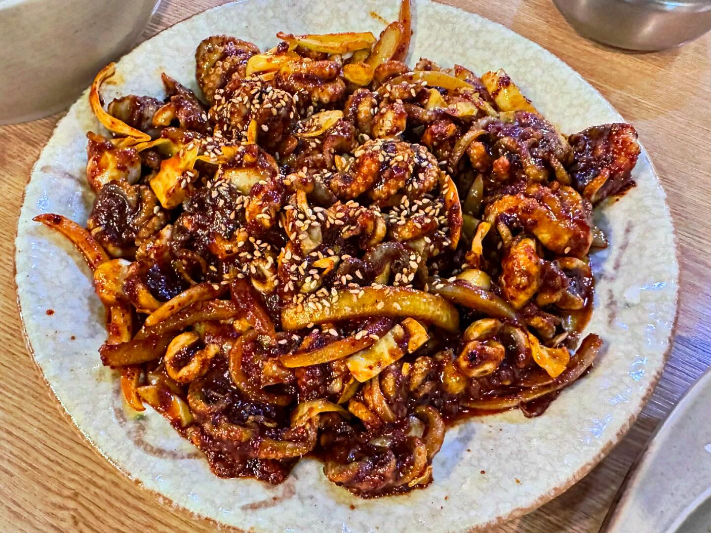 ⭐️만복이쭈꾸미낙지볶음 경주점⭐️

경주에서 쭈꾸미볶음 하면 모두가 
만복이!!!!를 외칩니당😁

맛있다고 말하기도 입아파ㅠ
한번 먹으면 자꾸 생각나는 맛집이라
점심시간에 늦게가면 자리 읍슴..^^

순한맛,보통맛,매운맛 있는데
보통맛도 매콤한데
쟈미쓰는 스트레스 풀리게 매운맛으로 먹어용😋
콧물 질질 흘려가며 먹는 쭈꾸미ㅎ

밥에 쭈꾸미듬뿍 밑반찬들도 듬뿍 넣어서
비벼주면 세상 맛있어!!!!!😋

쭈꾸미볶음이 얼마나 맛있고 부드러우면
할머니 할아버지도 엄청 많이 오시고
모임이나 단체로도 많이 오시기 때문에
언제가든 만석!!! 
맛집답게 손님들 미어터짐ㅋㅋ

사이드메뉴로 새우튀김은 필수!!
어린이돈가스도 먹어봤는데 
진짜 맛있..ㅎ
양념이 진짜 맛있기때문에 우동사리 비벼비벼〰️

쟈미쓰는 입맛없을때 만복이가면
가출한 입맛 바로 돌아옴ㅎㅎ
근데 가출한적 잘 없어서 
생각날때마다 만복이 가버리깅ㅋㅋㅋ̤̫ㅋ̤̮ㅋ̤̻ㅋ̤̫ㅋ̤̮

아직 만복이 안가보셨다면
줴발 가보세요💖😋 

#경주 #경주맛집 #경주맛집추천 #경주맛집투어 #경주현지인맛집 #경주로컬맛집 #경주가볼만한곳 #경주시내맛집 #경주노동동맛집 #경주쭈꾸미맛집 #경주쭈꾸미볶음 #경주만복이 #경주만복이쭈꾸미 #경주만복이쭈꾸미낚지볶음 #경주황리단길맛집 #경주밥집 #경주모임장소 #경주시내밥집 #경주시내 #경주낙지볶음맛집 #경주철판쭈꾸미맛집 #경주철판낙지볶음