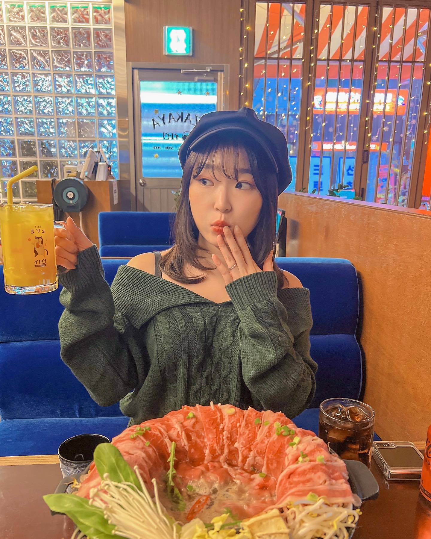•광고•
요기 일본아냐 ? 하는 느낌의 이자카야 “시선”에 방문해봤어요 !!🏮

인테리어 곳곳에 일본에 온듯한 착각을 하게 할정도로 분위기가 엄청 좋았어요 ✨

소고기스끼야끼라는 메뉴를 먹어보았는데요 ! 간장베이스의 국물이 끓으면 야채를 넣고 그담에 소고기를 넣고 같이 먹는 우리나라 샤브샤브 같더라구요 뭔가 샤브샤브육수랑은 다른 쯔유같은 느낌의 맛이 소고기 그리고 야채까지 너무 잘 어울렸어요 !! 🥓

그리고 시선모둠꼬치 5종도 같이 먹어봤어요 ! 불맛이 엄청 강하게 느껴지는 꼬치였고 겉바속촉 크 .. 진짜 왕왕 바삭하고 촉촉했어요 !! 🍢

가격도 착하고 대학생부터 직장인까지 다 고루고루 갖춰있어서 이것저것 주문해서 좋은 메뉴들이 많았어요 🤍

한국안에 일본여행 “시선”으로 놀러오세요 🥢🍜

📍시선 부천중동현대점
▪️경기 부천시 원미구 석천로183번길 19
▪️평일 17:00-04:00 주말 16시부터
☎️ 0507-1316-3089
.
.
.
#시선 #시선부천중동현대점 #부천술집 #부천중동맛집 #부천중동 #부천술집 #중동맛집 #중동역 #중동역맛집 #부천역술집 #koreafood #koreafoods #koreanfood #koreangirl