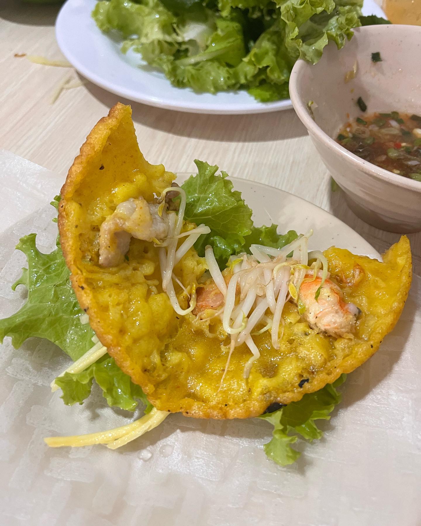 나트랑 맛집 3탄 - 반깐,반쎄오 (BANH CAN,BANH XEO)

나트랑맛집 마지막편인데요! 정말 나트랑에 4박5일을 갔다오면서 무려 3번이나 먹은 찐찐찐 맛집이예요!! 위치는 나트랑 야시장 출구?쪽으로 나와서 바로 보이는 골목으로 1분정도 걸어가면 왼쪽에 있어요! 

저는 여기서 반쎄오80000동(한화4100원), 스패셜반깐80000동(한화4100원)을 주문했고요! 주문하면 망고절임을 주시는데 새콤달콤하더라구요! 또 반쎄오 소스는 느억맘+땅콩소스 맛이여서 독특하고 맛있었고 반깐소스는 느억맘소스를 주셨어요!

반깐은 처음먹어봤는데 계란물에 고기와해물, 야채를 넣어 붕어빵처럼 구운 느낌이였어요! 이게 또 소스랑 너무 잘어올려서 소스에 푹 담궈서 거의 절여먹었어요 ㅋㅋ 그만큼 반깐도 맛있고 소스도 맛있었다는 뜻!!ㅋㅋ

반쎄오는 베트남식 부침개라고 생각하면 되는데요! 우리나라 라이스페이퍼와 다른 베트남식 말랑말랑한 라이스페이퍼에 반쎄오를 펼쳐 올리고 망고절임,야채를 올려 말아준 뒤 소스에 찍어먹으면 됩니다! 이게 진짜ㅜㅜㅜㅜ진짜 대존맛 ㅠㅠ베트남에서 먹은 그 무엇보다 맛있었어요ㅠㅠ그래서 두번째,세번째 방문때는 반쎄오만 시켜먹을 정도였어요!

정말 나트랑을 가신다면 또 나트랑 야시장 근처에서 먹을거리,저녁을 찾으신다면 꼭꼭 가보세요!!정말 맛있어요ㅠㅠ후회절대 안하실거예요! 사장님들도 정말 친절하시고 기억하고 더 잘해주시고 여러번왔다고 반쎄오를 직접 말아주시기까지,,최고,, 또 핸드폰을 놓고왔었는데 찾아서 맡아주시기까지ㅜㅜ 정말 찐찐찐 맛집이였어요!!💕
.
.
.
#협찬 #먹스타그램 #푸드스타그램 #맞팔 #맞팔해요 #맞팔환영 #맞팔선팔 #소소한행복 #소주 #소통 #좋아요반사 #좋아요 #좋아요환영 #좋아요환영 #food #foodstagram #나트랑 #나트랑맛집 #나트랑여행 #나트랑자유여행 #나트랑야시장 #베트남 #베트남여행 #베트남음식 #반쎄오 #반쎄우 #반깐