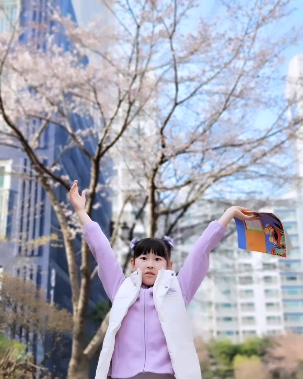 #벚꽃스타그램 🌸 
피아노 가는길~♡
벚꽃이 너무 이쁘다고 탄성을 지른던 너!!
결국, 차에서 내려 사진을 찍으라고~~!!🤣🤣🤣
.
그덕에 벚꽃 사진을 건졌다~^0^
.
날씨가 좋았던 오늘...
.
너와 함께라서 행복한 오늘~💕
.
#꽃좋아하는아이 #오늘도사랑스런너 #내꺼
#내사랑 #일상스타그램 #소확행