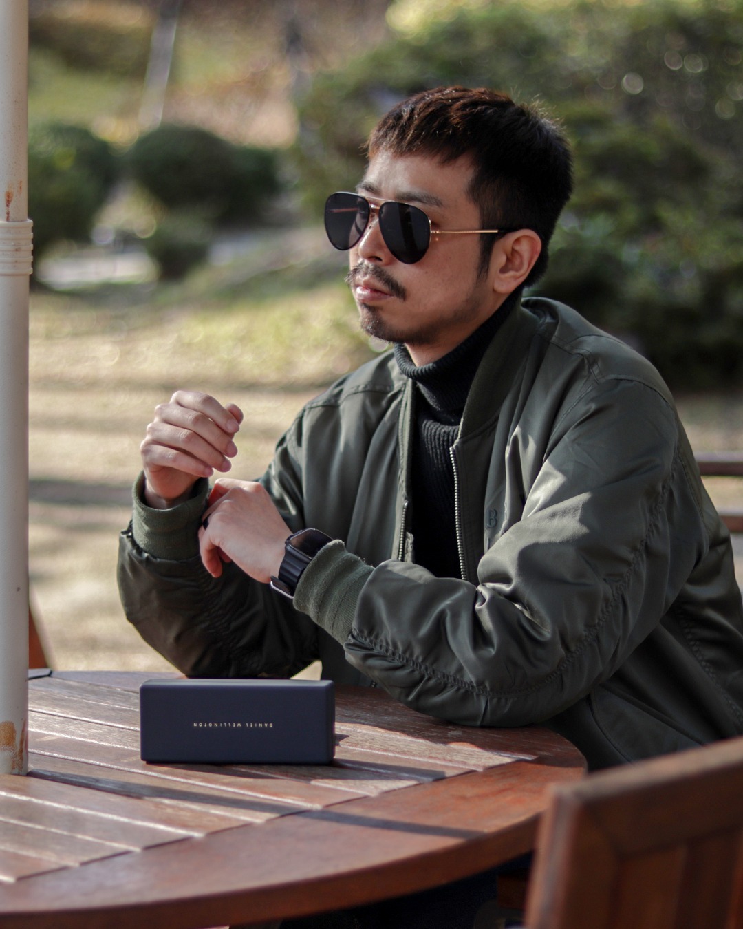 #협찬 다니엘웰링턴 AVION STEEL 보잉선글라스
.
남자의 선글라스는 역시 보잉선글라스😎
클래식하고 터프한 매력이 있는 아이템으로
현재까지도 꾸준히 사랑받는 스타일이죠
.
여름뿐만아니라 가을, 겨울철에도
자외선으로부터 눈을 보호해주는 것은 필수!
이왕이면 스타일리시함이 가득 넘치는
다니엘웰링턴 선글라스가 어떨까요?
.
이번 블랙프라이데이 역대급 할인으로
이 보잉선글라스는 무려 50%나 할인 💥
.
네이버에서 다니엘웰링턴 스토어에서
할인된 금액으로 만나볼 수 있어 gogo💨
.
제품에 대한 자세한 리뷰는 블로그로 오세요
.
danielwellington