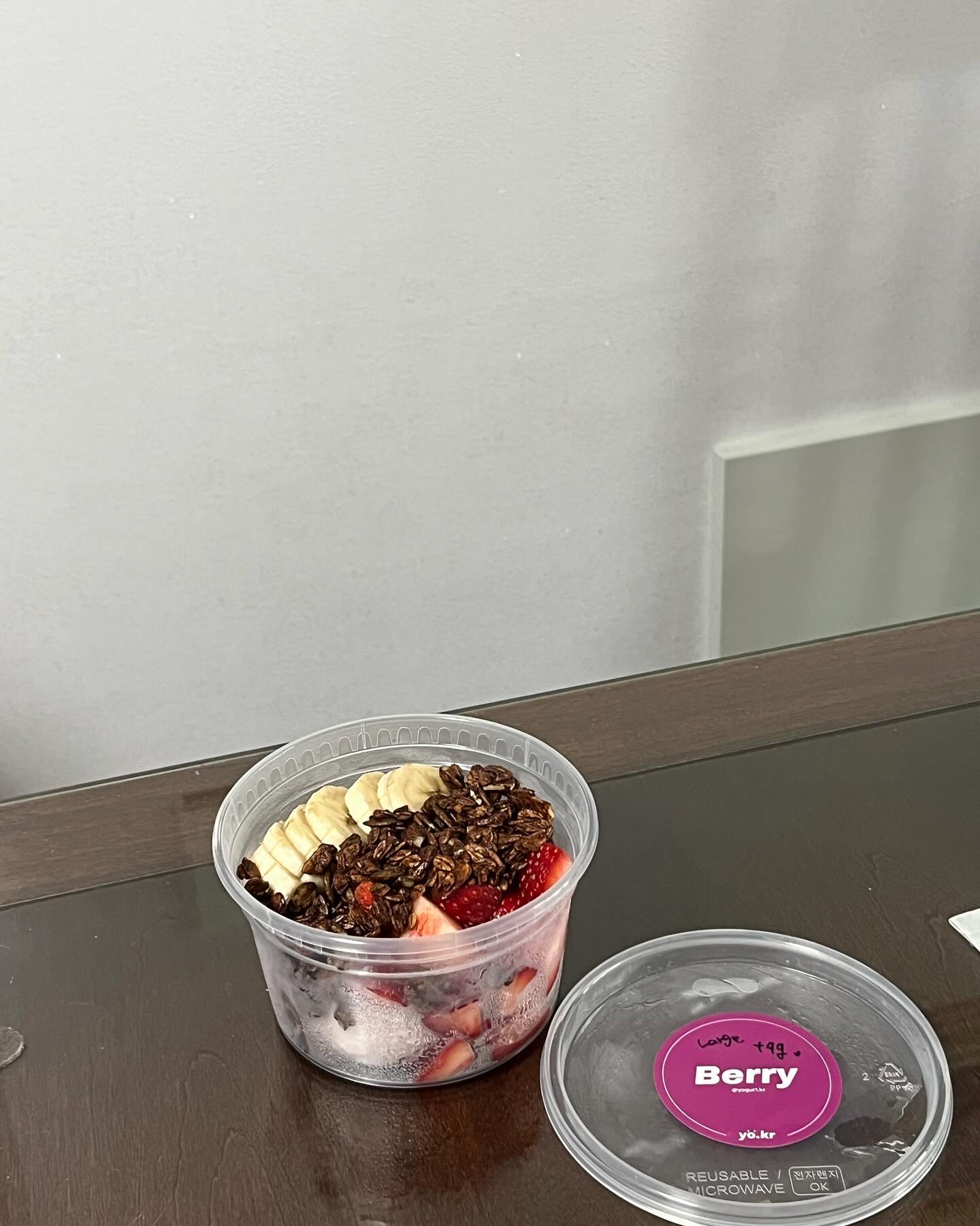🍨요커 동탄호수공원점
동탄호수공원 근처에있는 그릭요거트 전문점을 방문했어요! 다양한 종류의 그릭요거트가 있는데 저는 베리초코나볼과 자몽에이드, 레몬에이드 한잔씩 주문했답니당 베리초코나 볼에는 딸기그릭요거트+초코그래놀라+생딸기듬뿍+바나나 조합으로 들어가 있어요. 상큼하면서도 그래놀라덕분에 씹는맛도 있고 조합이 정말 좋았어요! 카야 얼넛밤과 존시나 요거트볼도 인기가 많더라구요 다음에는 그거 포장해서 호수공원에서 피크닉 하려구요!

🍨요커 동탄호수공원점
주소 : 경기 화성시 동탄대로5길 15 그랑파사쥬 12블럭 3층 3099호

#요커동탄호수공원점#동탄디저트#동탄커피#동탄디저트카페#동탄송동카페#송동카페#화성동탄카페#화성신상카페#송동요거트#송동요거트맛집#동탄호수공원디저트#동탄호수공원카페추천#동탄호수공원요거트#먹스타