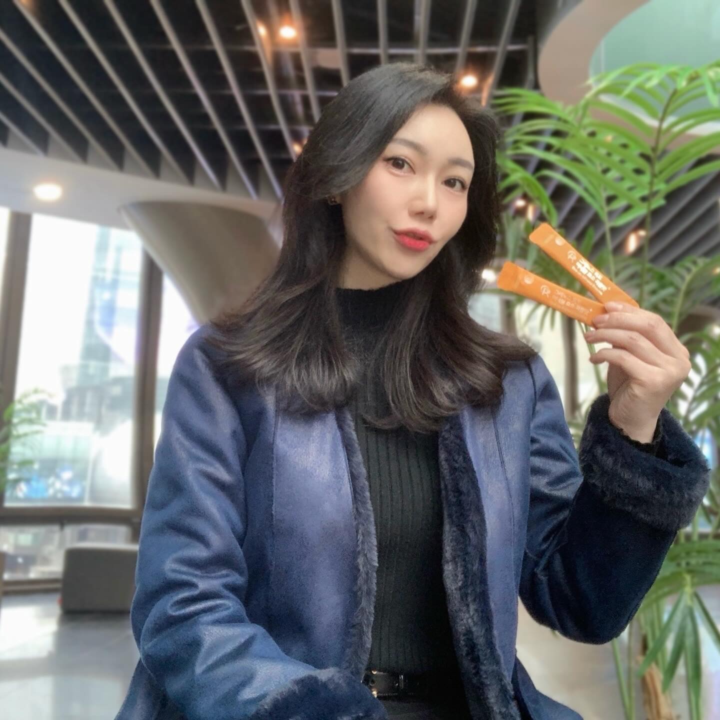 #협찬 #독도미네랄효소 ✨

겨울이라 야금야금 찌고있는 ㄴ ㅏ🙃
맛있는거 먹다가 소화 안되서 엄지손가락
사이 누르는일도 잦은데, 속불편하기 전에 미리
효소 먹어주는게 낫잖아용~~😆

그레노스 독도 미네랄 효소는
이름에서 알 수 있는것처럼 국내 유일의 
식품원료 등재, 울릉도 독도의 심해 1500m 
암반에서 채취한 1프로의 청정 미네랄로 
만들어졌어요!! 그냥 독도가 아니쥬?😘

효소의 핵심은 바로 미네랄인데 거기에 
풍부한 비타민과 결합해서 소화 부스터 효과를 
업시켰다고 해요!🙌
1포당 아밀라아제 프로테아제 총 역가수치
603,000unit 이고, 
인위적 화학 효소가 아닌 곡물과 과채, 콤부차등 80종에서 생균 발효된 효소라는 점이 
만족스러웠어요!💕

그 중 가장 좋았던건 맛! 
곡물맛, 샤인머스캣맛 두가지 있는데 곡물맛이
인절미 콩고물 같이 고소하고 담백해서 사르르 
녹는게 아주 다른거 찍어먹고 싶을정도로 
맛있더라고요!😋

한국인의 식습관을 고려한 최적의 효소,
지금까지 많은 효소 먹어봤지만 수치도, 맛도,
생균발효효소 라는점도 모두 만족스러워요! 🫶

#그레노스 👇
ghrenos 

#미션캠페인 #독도미네랄 #곡물효소 #그레노스독도미네랄효소 #효소 #그레노스효소 #다이어트효소 #소화효소  #독도효소 #미네랄효소  0.8l_korea