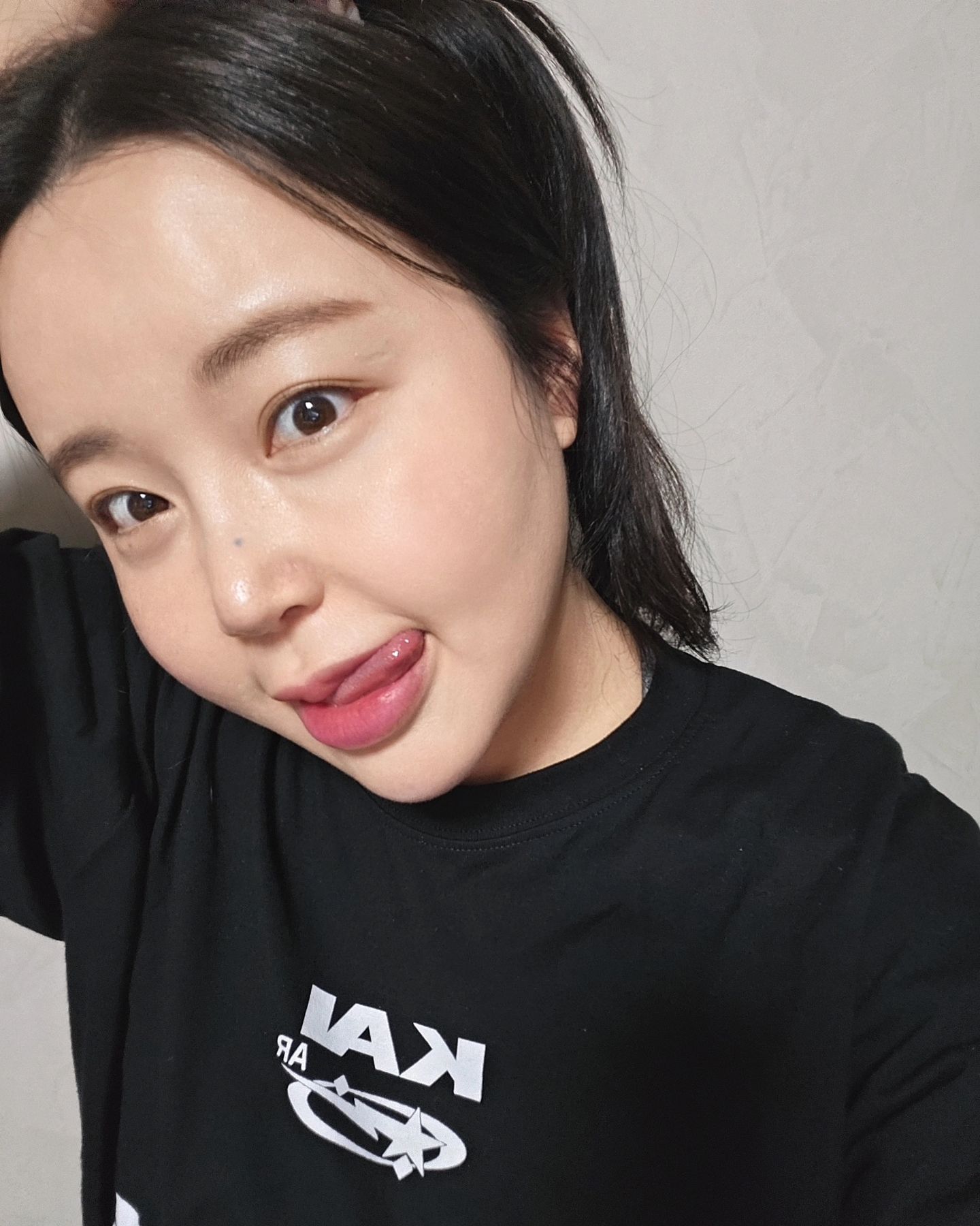 이번 시술 넘 마음에 들어버리구요..♡
눈밑지방 신경쓰이는 분들 주목!

아니 세월이 드니까 웃을 때 주름인지 지방인지
N겹으로 두드러지게 티가 나는는 것 아니겠읍니까...
아마도 피부가 중력을 이기지 못 하고 처지려는 조짐 같아서
눈밑 시술로 신사에 유명한 병원이 있대서 언능 다녀왔어요

나고야 가기 일주일 전에 후딱 받았는데!
첫 날 둘째 날은 멍도 좀 들고 부었는데도 넘 성공적인 게 보였는데
붓기 다 빠지니까 완전 마음에 든다...! 진작 할 걸!!
울퉁불퉁했던 지방 라인은 레이저로 바르게 잡아주고
다크써클 진하고 꺼져있는 곳은 다크써클 필러로 고르게 해줘서
웃을 때 세겹 네겹 보였던 애굣살이 딱 예쁘게 도드라져 보임요

원장님 진짜 완전 섬세바리 친절하시고.. (호가 다정 이신줄.. )
설명도 자세한데 놀랄 수 있는 부분까지 케어 하면서 진행하셔서
진짜 환자 입장을 고려하고 시술해주시는 분 같아 안심하고 받았다!

과정도 결과도 너무 만족해서 눈밑 지방 신경쓰이는 분들께
진한 추천 드리고 싶은 곳! (*ꈍ꒳ꈍ*)❤️ 

#나를의원 #눈밑지방재배치 #다크써클필러 #신사역피부과 #눈밑지방재배치레이저 #다크서클시술 #다크서클레이저 #눈밑지방재배치병원 #눈밑지방재배치잘하는곳