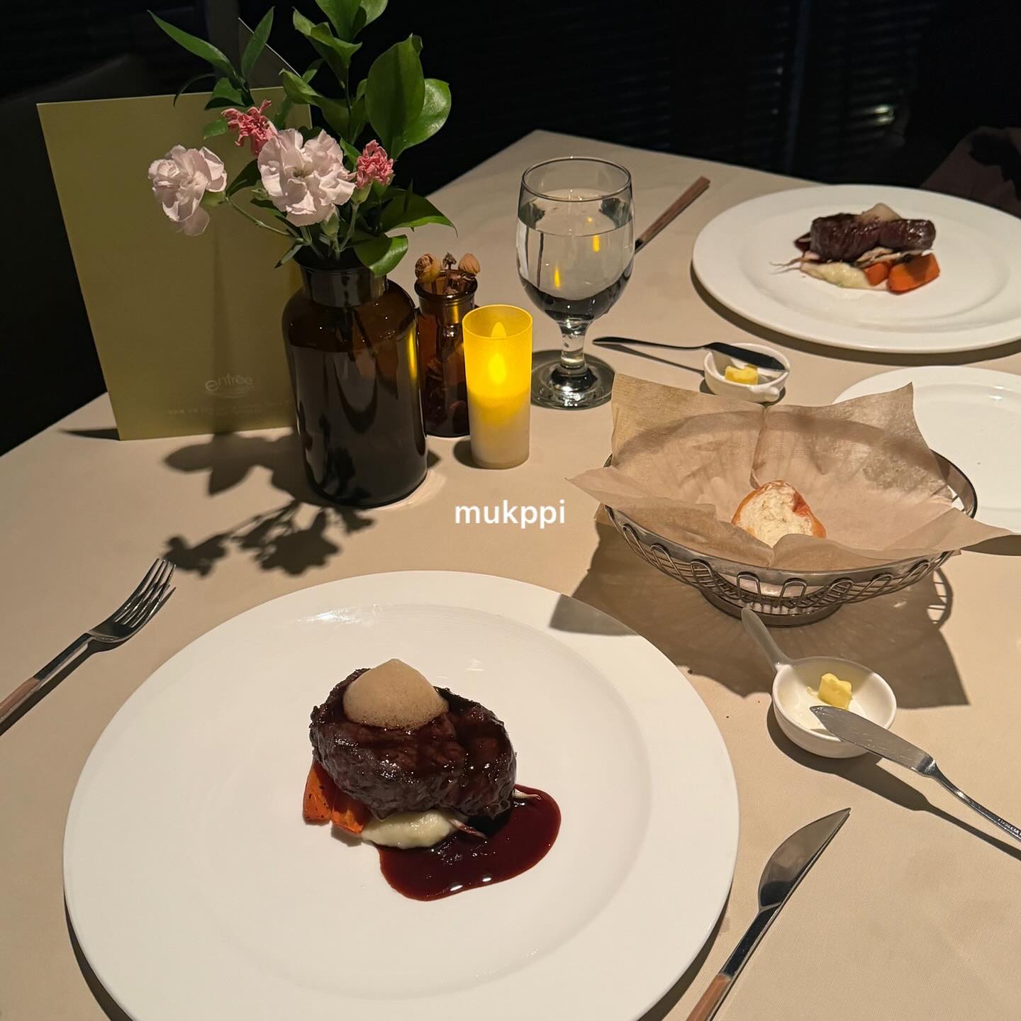 대구 스테이크 맛집 #앙뜨레누보 🕯️✨

고급진 분위기에 은은한 조명까지 입호강 제대로
할수 있는 수성못 분위기 끝판왕 앙뜨레누보
기념일에 빠질 수 없는 장소로 코스요리 먹고왔어요🤍

🏷️시즌 디너 코스 1인 62,000원
아침에 만든 세가지 빵/ 아뮤즈 부쉐
망고 스페리컬 / 스프
구워낸 특선 로메인 샐러드
앙뜨레 누보 파스타/ 셔벗
등심 스테이크
디저트와 커피& 티

정성 가득 들어간 음식과 부드러운 스테이크 🥩
고급스러운 분위기와 친절한 서비스에
평범한 하루도 특별하게 보낼 수 있겠더라고요

화장실에는 여성분들을 위해 샤넬 향수와
종류별로 준비해놓은 구강용품들까지
어쩜 이리도 섬세한지 음식 맛에 반하고
서비스에 두 번 반한 앙뜨레누보 였습니다

📍대구광역시 수성구 수성못6길 20
⏰영업시간 매일 12:00-21:30
브레이크 타임 15:00-17:30
라스트 오더 20:30

#수성구스테이크맛집 #수성못스테이크
#대구파인다이닝 #대구코스요리
#대구기념일맛집 #대구앙뜨레누보 #대구안심스테이크