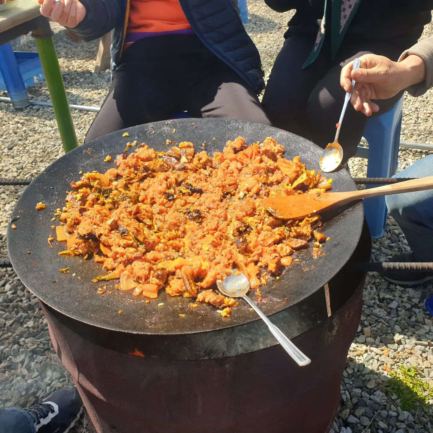 #어쩌다보니
지인이 가자해 온 #농장
맛있게 먹으니 기분 최고네
#새로운사람 과의 만남

흥겨운 수다속에서도
#닭울음소리 들리니 반갑!!