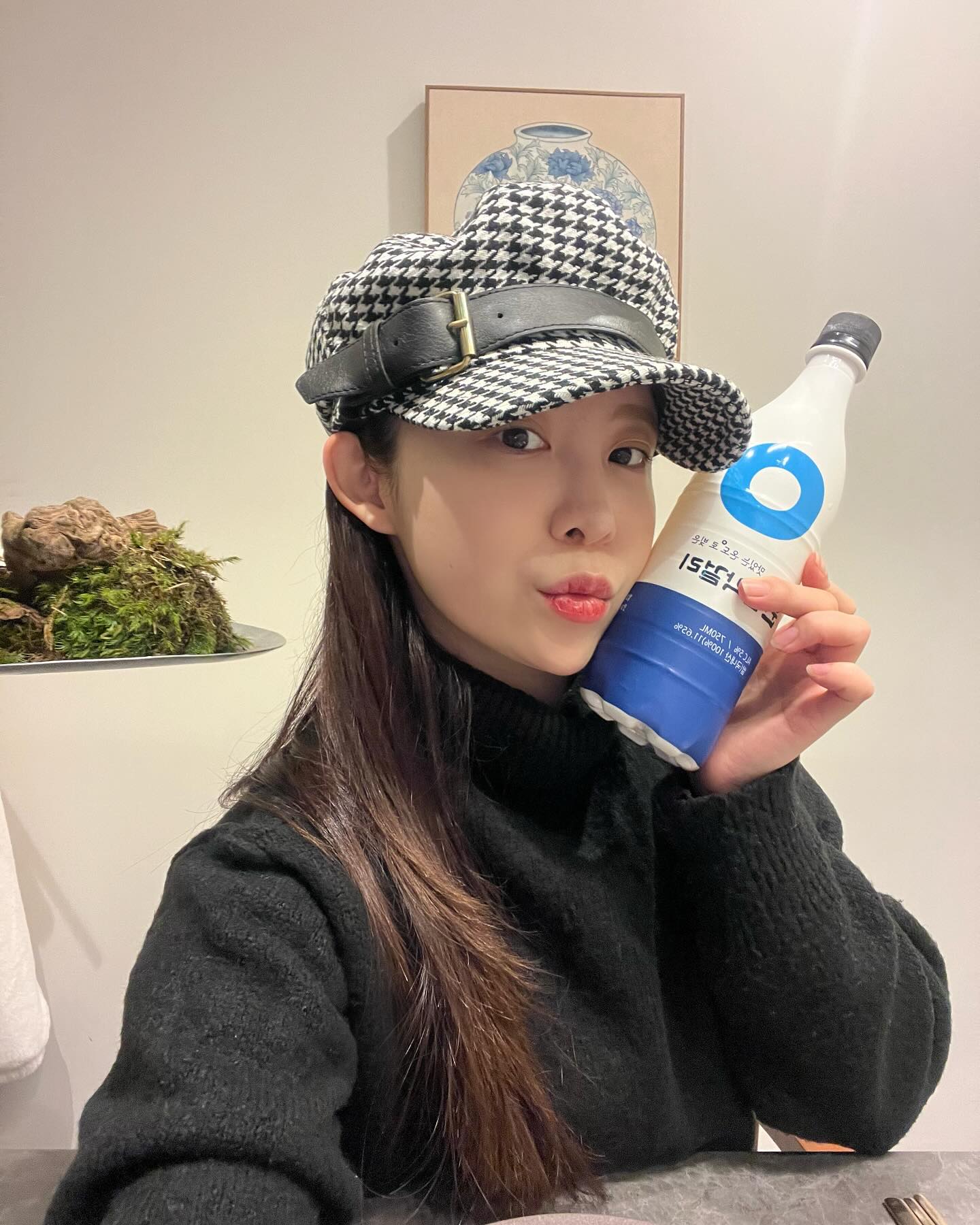 연말연시 빠질 수 없는 술자리✨
대전의 대표 막걸리 원막걸리에서
’원쌀막걸리‘ 가 출시되었어요!!
한모금 맛 보자마자 쌀의 향
적당히 달달함과 시원한 청량감까지..
훅 들어오는 농도 찐한 막걸리 좋아하는 분들에게 추천합니다!
대전에서만 맛볼 수 있던 원막걸리..
이제는 서울로 상경한다구요!
서울 뿐만아니라 전 지역에서 
만날 수 있습니다:)
제 지인이 운영하는 주류브랜드지만
홍보목적 아니구요.. 진짜..
찐 술러버의 찐 술 추천..👍🏻
저 술 좋아하는거 이미(?)아시는분들은 
아시겠지만.. 막걸리 젤 좋아해요..
원쌀막걸리 저에게는 넘나 취향저격..💙