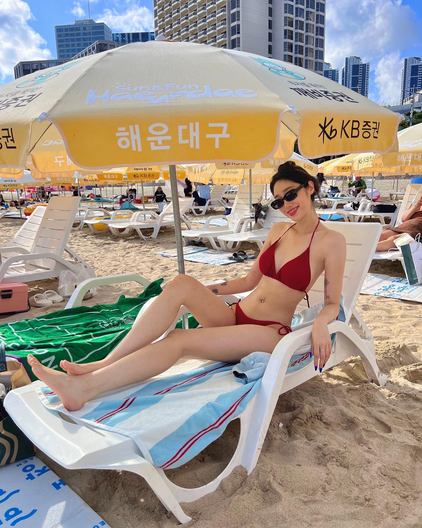 한달만에 전하는 근황 ..

갑작스러운 일로 예정되어 있던 여름휴가 5개를 취소 했다

상황이 나아지지 않아서 내 멘탈까지 너무 흔들렸다
한달동안 어둠속에 살았고 웃을 일도 거의 없었다
이대로 지내다간 나 자신마저도 지키지 못할 것 같아서 머리를 식히러 와버려땅

다시 웃을 수 있게 나는 나와 가족들을 위해서 정신을 더 꼭 붙잡고 열심히 살아보려고 합니두

🐙문어지지말자 신민주