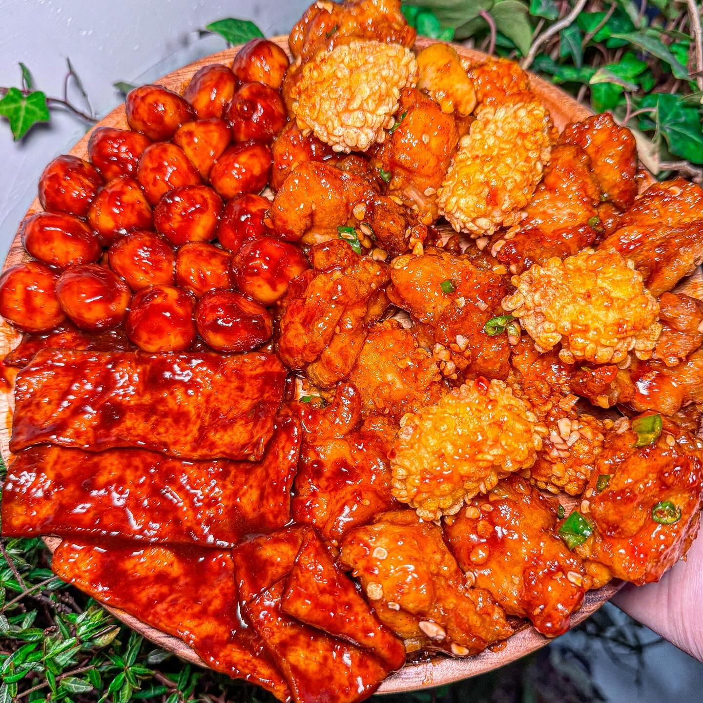 치킨매니아가 꿀조합 만들었다 ㄷㄷ
오징어튀김+닭강정 조합🦑🐔

이번에 출시한 치킨매니아 신상 <오징어닭강정>
바삭 바삭한 오징어 튀김이랑 떡 튀김이 가-득 들어갔고 추억의 닭강정 소스에 매콤한 청양고추와 고소한 땅콩까지.. 치킨매니아가 이를 갈고 만들었네요😆😆

옥수수 크런치가 붙어있는 크런치 오징어 튀김은 꼭 추가하세요. 오도도독한 식감과 쫀득한 오징어는 식감도 재밌고 닭강정이랑 너무 잘어울렸어요🦑

치킨매니아 하면 구슬떡볶이잖아요~
꾸덕한 국물의 매콤달콤하고 동글동글한 구슬떡은 귀여움과 맛을 전부 가지고 있고 식어도 쫀득함을 유지해서 치킨매니아에서 치킨 시킬 때마다 꼭 주문하는 사이드메뉴 예요❤️❤️

✔️2월5일 ~ 2월25일까지 치킨 주문 시 응모권 증정
(아이폰15, 맥북 등 다양한 상품이 준비되어 있어요!)

@@오늘은 오닭맥 달려야겠는데🦑🐔🍺

📌매장명: 치킨매니아
📌가격: 오징어닭강정 (순살) 23,900원

#치킨매니아 #치킨매니아신메뉴 #오징어닭강정 #오징어치킨 #치킨맛집 #치킨추천 #양념치킨추천 #닭강정 #신상맛집 #치킨스타그램