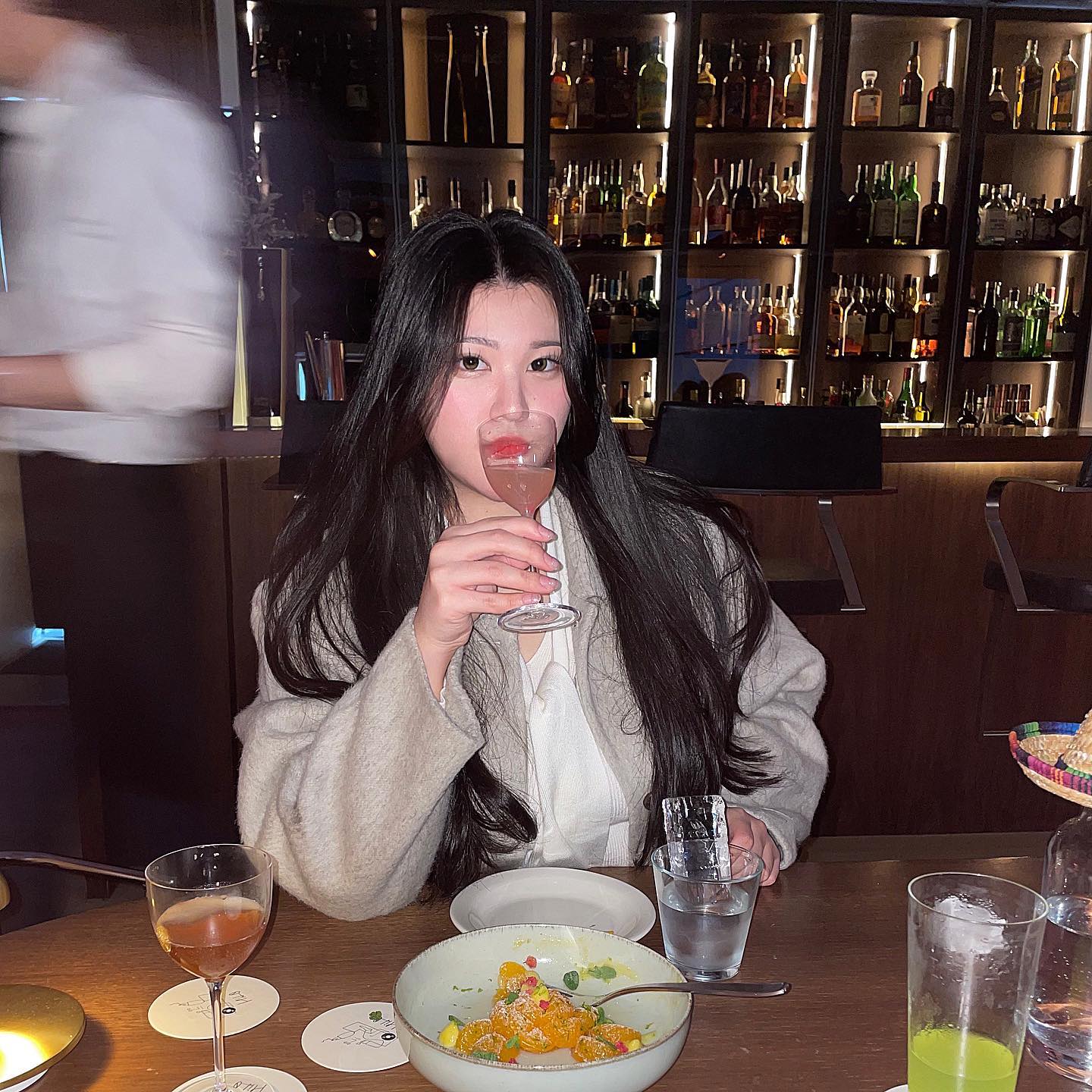 #협찬

#바하일로 #하일로도산 hilo.dosan

외국 COZY🧡💛한 하우스 같은 인테리어에 
미드 센추리 모던 스타일 가구들을 매치해
HIP한 인테리어 센스가 돋보이는 곳✨
외국 집에서 볼듯한 거실 같은 편안한 공간으로 
우리만의 홈 파티 아지트 분위기 쌉간응🥂
낮은 조도지만 포인트 조명들로 매력적인 분위기
🔜 소개팅, 데이트 프리패스 👩🏻‍❤️‍💋‍👨🏻💗
모임/신년회 하기 딱 좋은 트랜디한 장소를 찾으신다면 바로 여기‼️
화장실 앞은 알록달록한 힙한 색깔로 이색적인 포토존❤️💛💙

======={ 𝓜𝓮𝓷𝓾 }=======

Mandarin & Custard
La Bamba
La Vie En Rose
너에게 난 나에게 넌

=====================

 미슐랭 2스타 출신 쉐프님이 조리하고 플레이팅한 
식사를 대용의 다양한 타파스 음식😋
진짜진짜진짜 너무 맛있어요 ㅠㅠㅠ
친구들 여럿 데꼬와서 안주 하나씩 다 맛봐야함!!!
10년 넘는 경력의 전문 바텐더가 개발한 하일로의 시그니쳐 칵테일은
눈도 코도 입도 즐거운 예술 그 잡채,,,🌹

폴딩 창문이 열려 있어 개방감 있고 분위기 있는 
다가오는 선선한 봄 날씨 만끽하며 야외분위기 낼수있는 인도어 바
음악을 들으면서 가볍게 시그니처 칵테일 한잔하면 캬~ 그냥 끝.

매주 불금불토 21:00PM-01:00AM 🔥
요즘 가장 핫한 디제이들이 방문하여 
하우스 음악 부터 힙합/R&B/재즈까지 
다양한 노래를 접할 수 있는 사운드 바🎵

힙한 거울에 비치는 하일로의 분위기 있는 내부와 함께
귀여우면서 시크한 대형 하일로 로고가 돋보이는💋

📍WED - SUN 18:30PM ~ 2:00AM (L.O. 23:30)
📍서울 강남구 선릉로153길 32 (신사동) 3층
하일로 전용 계단 위로 보이는 힙한 하일로 간판을 찾아 가시면 됩니다용

#하일로 #하일로도산 #barhilo #hilo #hilodosan #압구정 #압구정로데오 #압구정로데오바
#압구정데이트 #도산공원 #도산맛집 #압구정맛집 #apgujeong #bar #seoultrip #압로핫플  #압로
#apgujeongrodeo #rodeoba r#apgujeongbar #seoulbar #신사동 #가로수길
