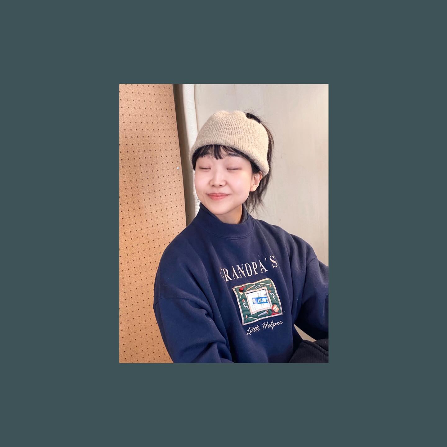 졸린 눈 비비며 모자 뒤집어쓰고 나오면 뚤레뚤레 걸어서 5분 거리에 햇살 좋은 카페 있었지. 그곳에서 나나언니한테 capitalist smile 다시 배웠어. 맨투맨은 시모키타자와에서 샀는데 할아버지 공구상자에 영수증, 과자봉지, 다 쓴 메트로패스 등등등 뭐든 넣을 수 있어 친구들 생일엔 카드 써서 꽂아가려는데 어떻슴 ? 러업 ~ 러업 ~ 럽 ~