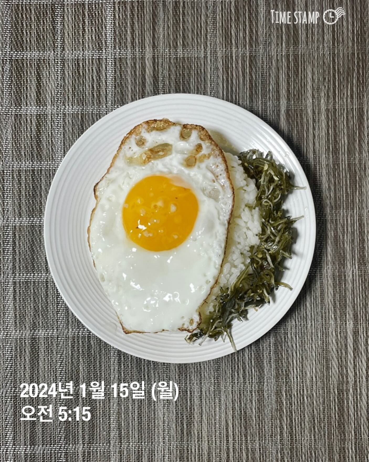 (식단일기 D+309 : 과식)
- 오늘의 몸무게 : X
- 오늘의 운동 : 걷기 1시간 30분
- 아침 : 밥1공기 + 계란후라이 1개 + 멸치볶음 1소접시
- 간식 : 아이스티1컵 + 단팥빵1/2개 + 버터바1/3개
- 점심 : 블랙카카오 찹쌀루니 1개
- 간식 : 귤 2개 + 팥빵1개 + 우유1잔 + 카스테라 1컵
- 저녁 : 밥1공기 + 멸치볶음❤️