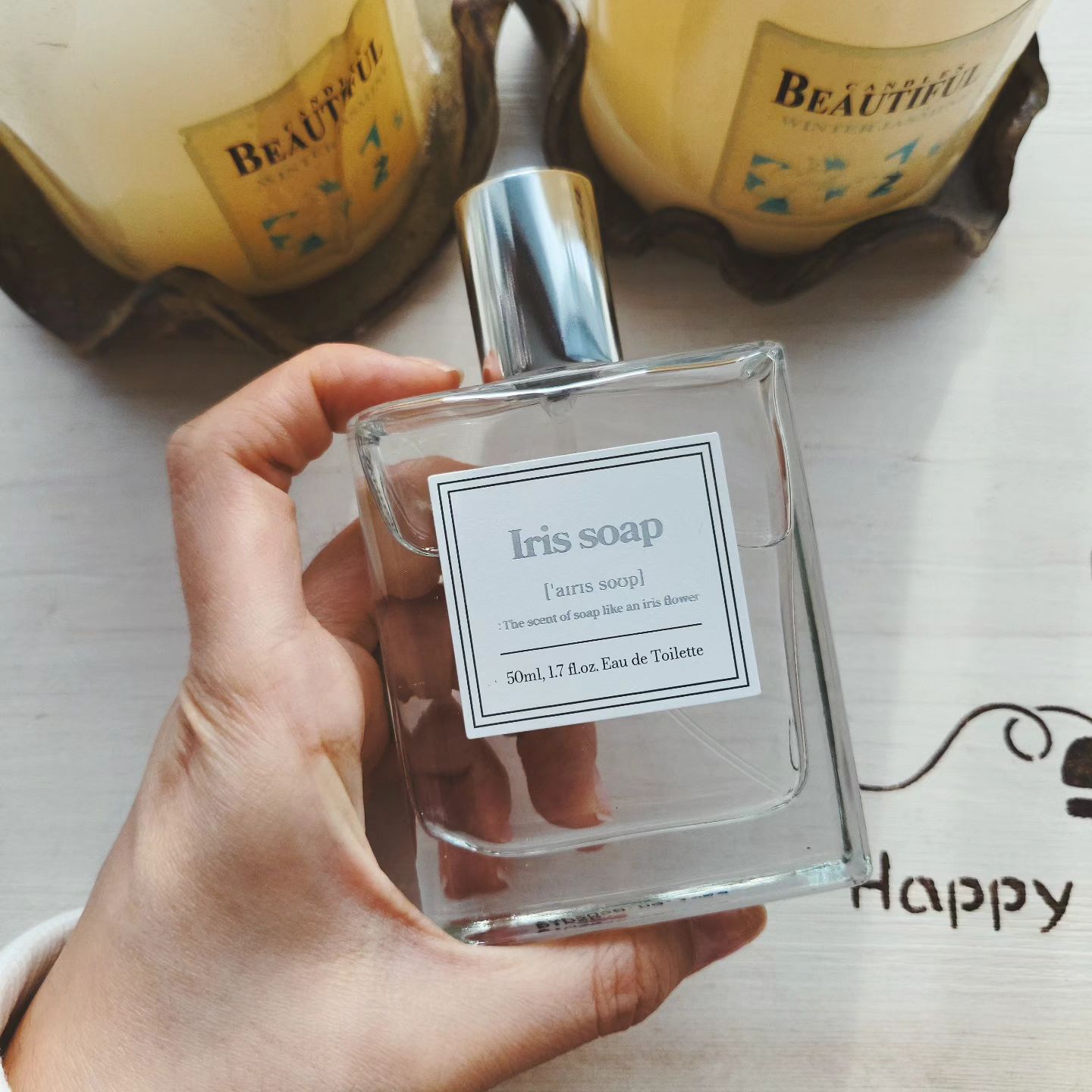 #협찬
#ahro
⠀
은은한 비누향나는 향수 소개드려요✨️
⠀
Top: Bergamot, soap
Middle: Iris, Violet, Muguet
Base: Orris, Musk, Ambergris
⠀
저는 평소 진한 향은 싫어서
핸드크림만 바르는 편인데

#아이리스솝 향수는
은은한 살냄새라 저에게 딱!
⠀
7일간 라운딩(안정화)기간을 거치니
부드러운 향이 났어요
⠀
고운 분내가 나는 흰 꽃잎향인데
깨끗하고 뽀송한 느낌🌸
⠀
파우더리하면서도 은방울꽃이 섞여
부담스럽지 않은 향이라 대만족이에요 🖤
⠀
게다가 #아로 에서 제일 인기있는 향이라고 해요
아이리스의 꽃말처럼 '좋은 소식'
이 생길것만 같은 향🫶
⠀
저처럼 은은한 비누향 좋아하시는 분들께
추천드려요 ☺️

#향수추천 
#살냄새향수 
#비누향