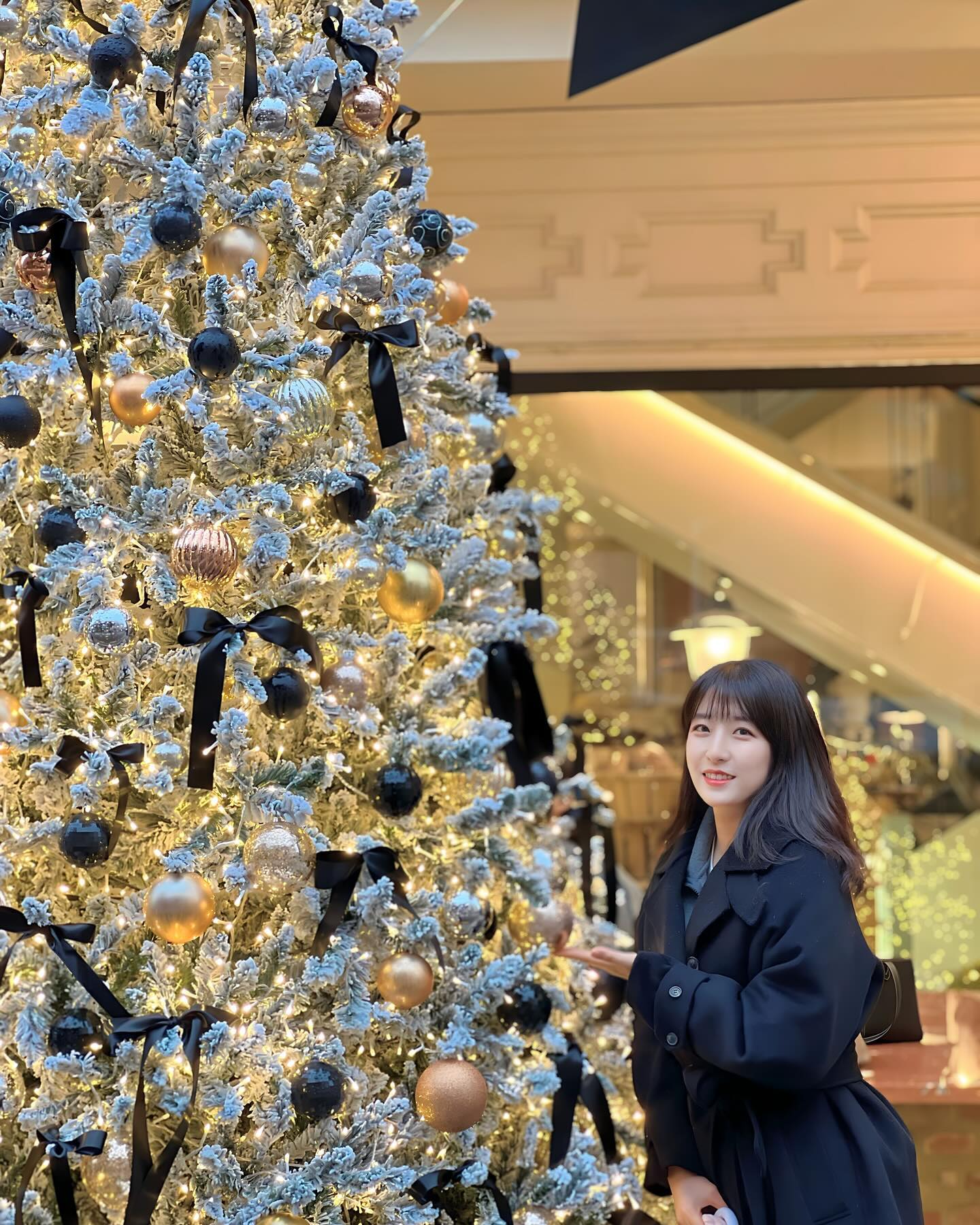 ⠀⠀⠀⠀⠀⠀⠀⠀⠀⠀
트리맛집 #빠니드엠무니 에 다녀왔어요 !
카페무니가 새롭게 리뉴얼된 곳 이랍니다
프랑스의 작은 마을에 온 듯한 인테리어와
대형 크리스마스 트리와 검은 리본의 조화가
너무 잘 어울려서 카메라를 켤 수 밖에 없네요🖤
.
트러플이 콕콕 박혀있는 #트러플크로와상 과
테디베어 곰돌이가 귀엽게 올라온 #테디베어초콜릿라떼
맛있는 디저트들이 많아서 당 충전 제대로 하고 왔어요 !
.
연말에 연인과 데이트하기 너무 좋은 곳이에요
빠니드 엠 무니에서 Happy Holidays 🖤
.
.
#빠니드엠무니 #카페무니 #압구정로데오카페 #트리맛집카페