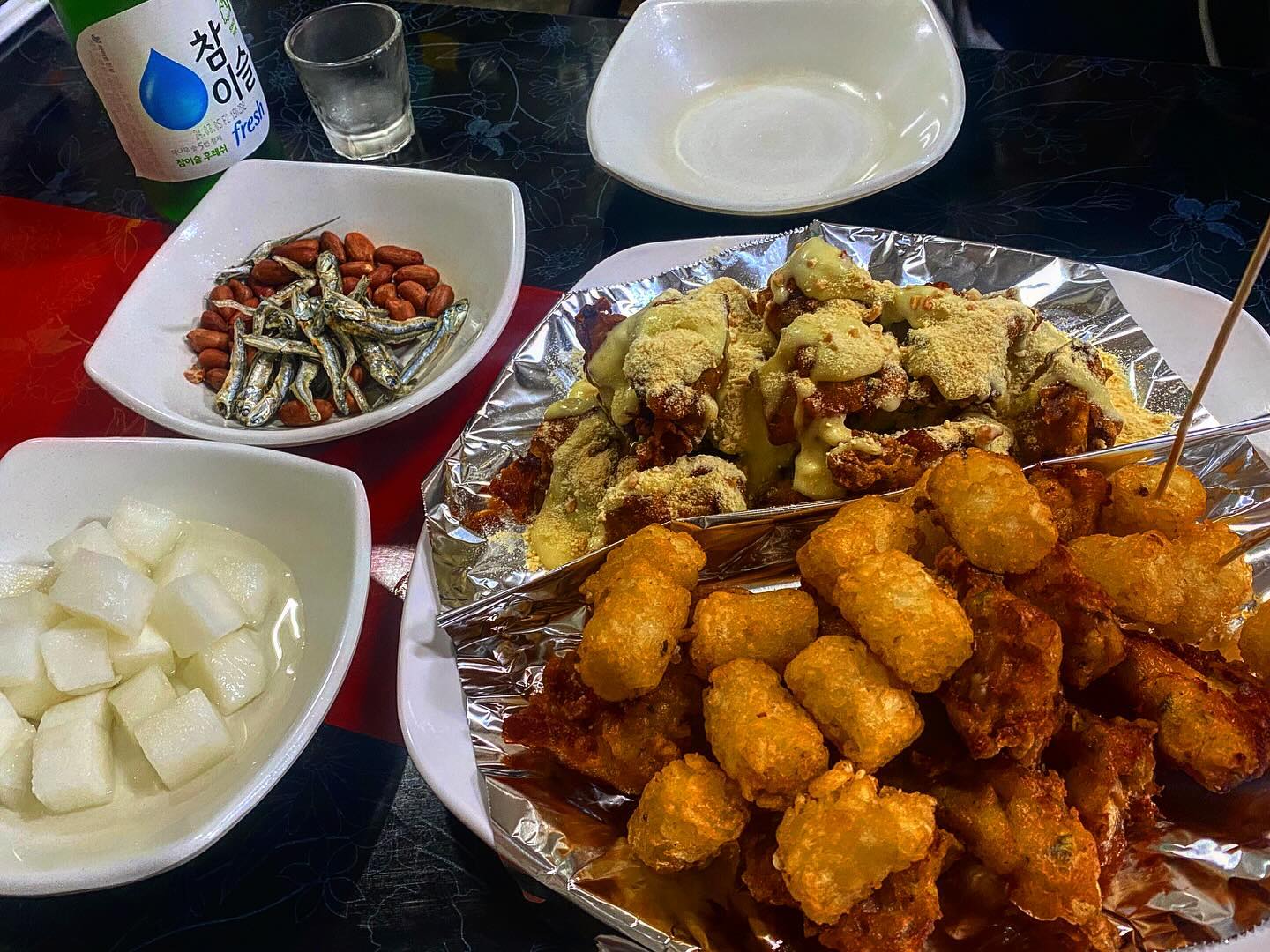 #오늘의메뉴 #안주추천 #닭강정맛집 #닭강정 

허니갈릭 후라이드 반반 닭강정👅