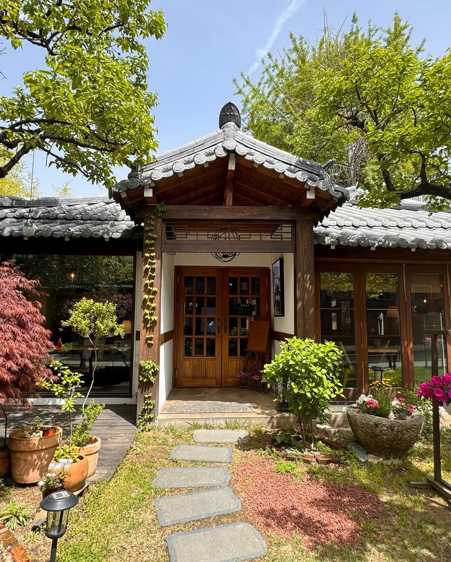 한번 더 올리는 봄과 가장 잘 어울리는 카페🌸🫧
📍대봉동 문🌿

보정이 필요없는 이미 색감 완벽 그 자체인 곳..❣️

(마지막은 그림같이 지나가는 귀여운 야옹이🫶🏻🐈‍⬛)