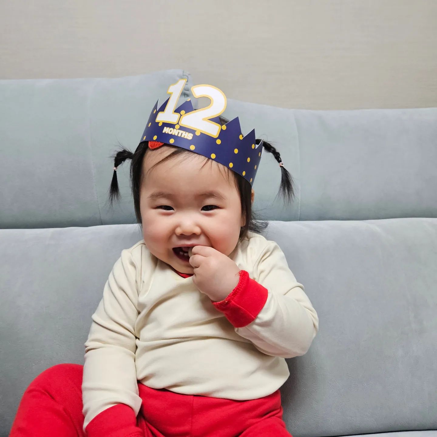👶🏻24.02.12👶🏻
왕관샷도 이제 끝이라니ㅠㅠㅠ 13개월이지만 12개월에 머무르고싶닼ㅋㅋㅋㅋㅋㅋ

이모가 일본에서 사온 물놀이장난감은 평소에도 잘 가지고 놀아요 호빵맨 튜브 태워가면서ㅋㅋㅋ (사실 물고다니는 시간이 더 깁니다)

캐리어 저렇게 끌고다니는건지는 어떻게 알았는지 호빵맨 캐리어 끌고 할비 티비시청 방해중이에요ㅋㅋㅋㅋㅋㅣㄱㄱ

동생이 눈을 떴다감았다 하니까 무서워해서 친해질 시간 준다고 어부바 해줬더니 언짢으신듯ㅠㅠㅋㅋ 동생 잘 돌봐줘 ㄷrㄴiㅇF🤤

✔️406days