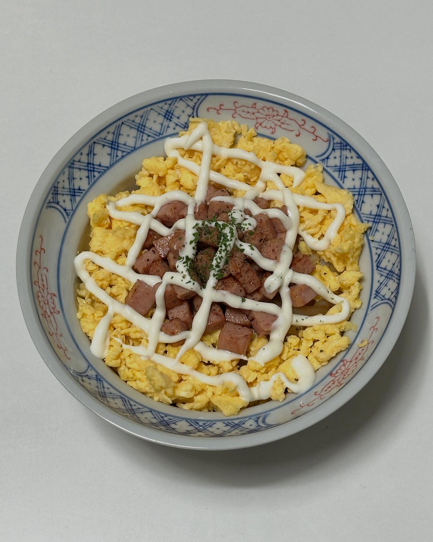 오늘의 메뉴 👉 스팸마요덮밥

스팸마요 덮밥이 간만에 생각이 나서 만들어봤어요😋
마요네즈와 스팸, 계란은 조합이 너무 좋은거 같아요
자취생 필수품 스팸👍

👉 레시피
재료 - 스팸 1/2캔, 양파 1/2개, 계란 2개, 밥 1공기, 마요네즈 1스푼
양념 - 간장 1스푼, 알룰로스 1스푼, 맛술 1스푼, 물 2스푼, 후추약간

👉조리과정
1️⃣
- 양파를 채 썰어주세요.
- 스팸을 깍뚝 썰어주세요.
- 볼에 계란을 풀어주세요.
- 볼에 양념재료를 넣고 섞어주세요.

2️⃣
- 팬에 식용유를 두르고 계란을 스크램블을 만들어주세요.
- 스크램블을 한쪽에 빼주세요.
- 다시 팬에 식용유를 두르고 양파를 볶아주세요.
- 양파가 투명해지면 양념을 부어주세요.
- 팬을 닦고 스팸을 볶아주세요.

3️⃣
- 그릇에 밥을 담고 양파를 올려주세요.
- 스크램블과 스팸을 올려주고 마요네즈를 뿌려주면 완성🙌🙌

#스팸마요덮밥 #스팸 #덮밥 #계란 #한그릇요리 #집밥 #집밥레시피 #간단요리 #간단레시피 #저녁메뉴