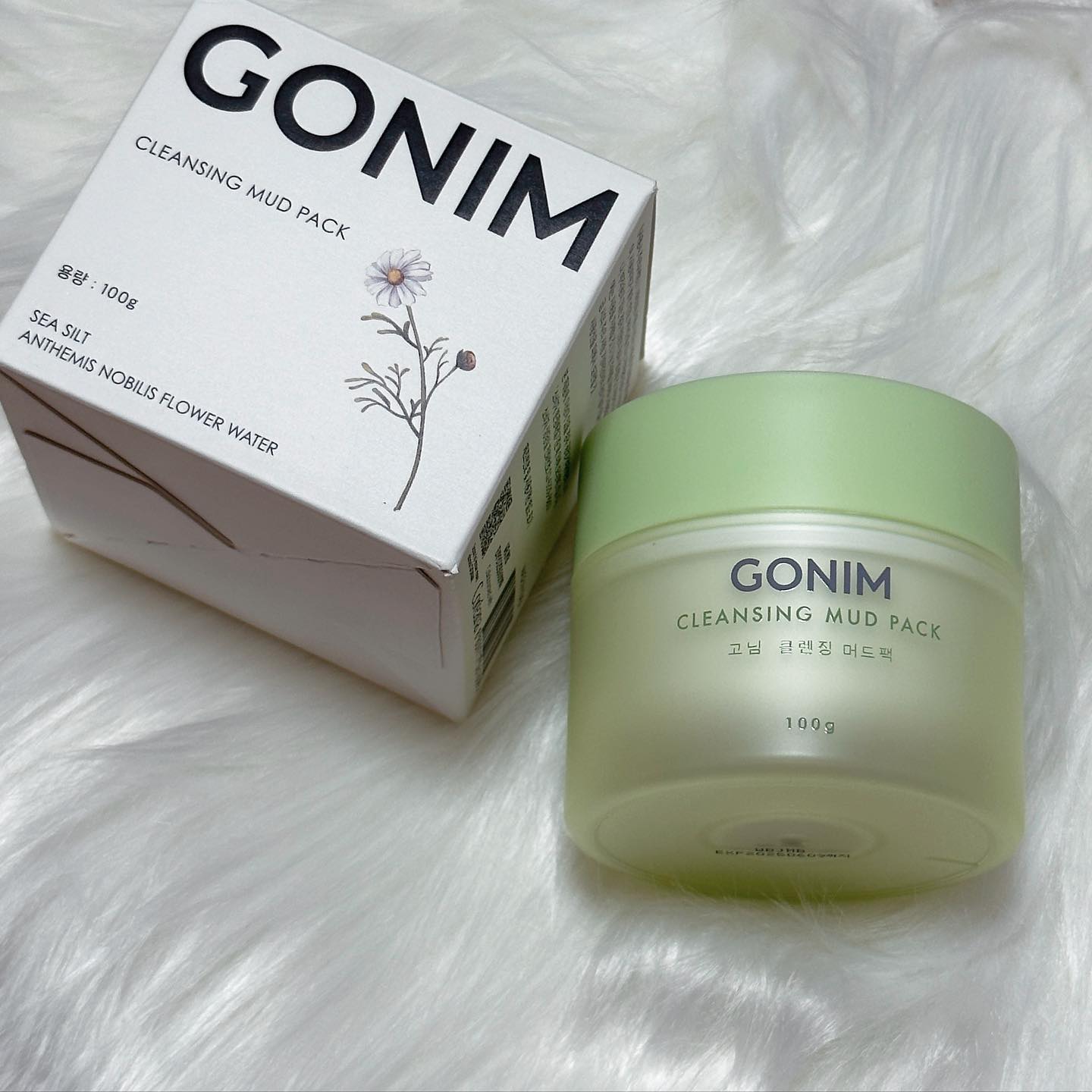 업체로부터 제공받은 제품입니다.
gonim_official 
아직 출시전인 고님 클렌징머드팩🤍 먼저 받아봤는데 넘 좋다ㅠㅠ
워시오프 타입 머드팩이라 10-15분 정도만 바르고 헹궈내면 끝!

미네랄 성분이 풍부한 해앙머드 추출물 •씨실트(Sea silt)•가 피지를 흡착하고 노폐물을 제거하여 깨끗한 피부관리에 효과적이며, 건조하고 푸석푸석해진 피부에 수분을 공급해줘서 촉촉한 피부 완성해줘요! 

캐모마일 꽃수가 건조한 피부속 수분을 공급하고, 피부를 차분하게 진정시켜줘서 요즘 건조한 내 피부에 완전 찰떡같은 팩💚

#고님 #GONIM #클렌징머드팩 #워시오프타입 #머드팩 #보습진정마스크