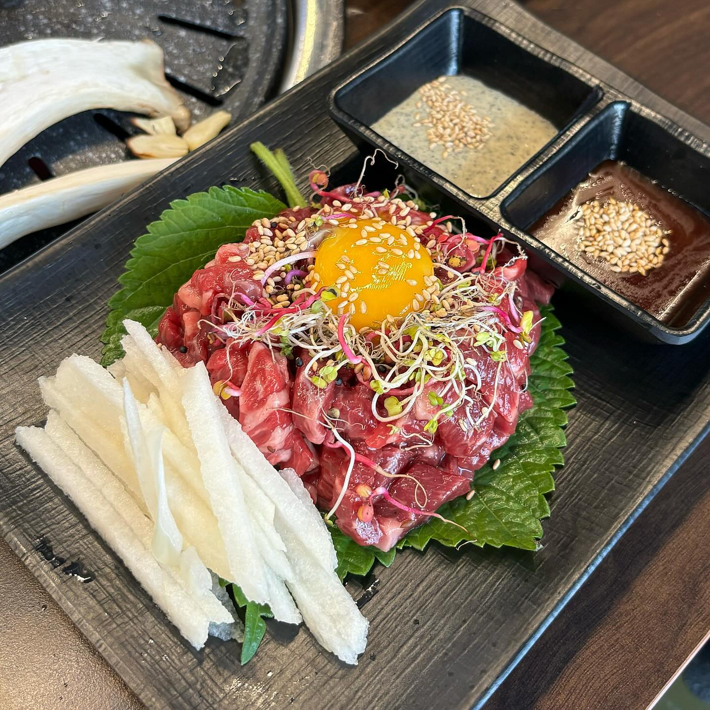소고기와 돼지고기를 같이 먹을 수 있는 고기 찐맛집‼️🥩

📍고기원
🏬경기 평택시 고덕여염11길 143 1층
⏰06:00 - 22:00 (토요일 휴무)
📞0507-1339-8662

- 목살 200g (12,000)
- 살치육회 (20,000)
- 후식 물냉면 (5,000)

소고기와 돼지고기를 같이 먹을 수 있는 고기 맛집 다녀왔어요🐮🐷

드라이에이징 시킨 목살은 엄청 두꺼운데도 전혀 질기지 않고 부드러웠어요. 비계 비율도 적절해서 진짜 맛있었어요🩷 
살치 육회는 쫄깃하면서도 신선했고 간이 적당히 되어 있어서 딱 좋았어요! 
서비스로 살치살을 주셨는데 상위 3프로 소고기인 프라임 등급이라 입에서 그냥 녹아버렸어요..! 후식으로 물냉까지 완벽👀 

가성비 좋은데 고기질도 진짜 좋아서 맛있게 먹었어요!  매장이 넓어서 단체 모임 가능하고 가족 모임에도 좋을 것 같아요. 재방문 의사🙆🏻‍♀️