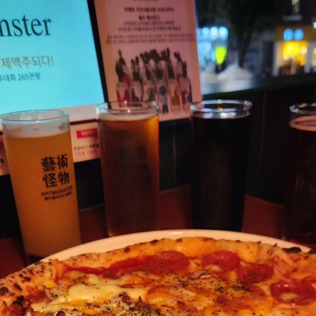 푸디투어 | 먹스타그램 서울맛집 경기맛집 전국맛집 on Instagram: "#광고 아트몬스터 홍대역점 @artmonster_hd @artmonsterbrewery 서울 마포구 어울마당로 131 2층 수제맥주가 예술인 피맥 치맥 맛집 아
