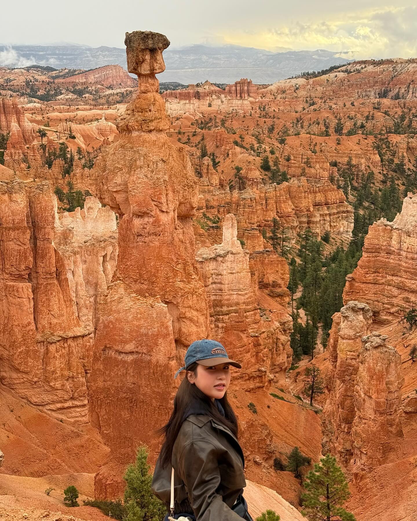 #8일차 첫번째 #brycecanyon 
브라이스캐년은 진짜 다른 캐년과는 또 다른 느낌 ,,
성에 있는 느낌?.. 🙂‍↕️
진우랑 나랑 둘다 죽으면 여기서 죽고싶다고 말했는데 말로 형용할 수 없는 기분이었음.. 

비온 뒤라 길도 질퍽하고 좁고 낭떠러지가 진짜 무서워서 손은 브이지만 다리는 호달달..🥹