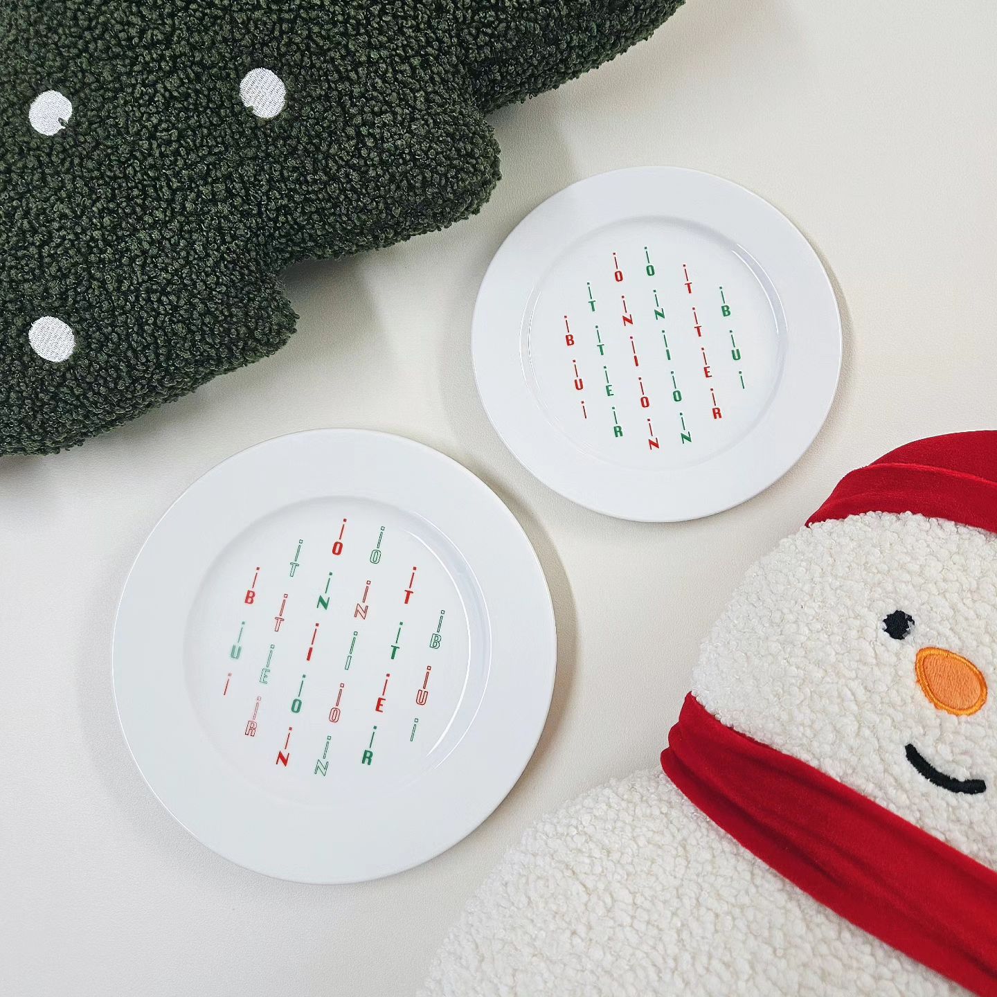 제품제공<크리스마스 with 버터앤어니언>
다들 행복한 크리스마스 보내셨나요? 🎄
저는 부모님을 집에 초대해서 도란도란 즐겁게 식사하고,
남은 시간은 남편과 푹 쉬는 시간을 가졌어요.

크리스마스 기념으로 butternonion 에서 접시를 보내주셨어요.
제가 받은 접시는 오너먼트 크리스마스 에디션이에요.
크리스마스에 요 접시에 파운드케이크 올려 먹으니
크리스마스 기분 제대로 느낄 수 있었어요❤️
심플하면서도 포인트 하나는 제대로 있는 깔끔한 접시에요.

버터앤어니언 스토어에는 요 크리스마스에디션 외에도,
정말 감각적인 테이블웨어가 잔뜩 있으니 구경해보시길 추천해요.

다들 남은 이번주 화이팅하시구, 행복한 연말 보내시길 바래요!!

#플레이트 #테이블웨어 #크리스마스 #크리스마스선물 #파운드케이크
#선팔하면맞팔 #먹스타그램 #먹팔 #홈쿠킹 #요리스타그램