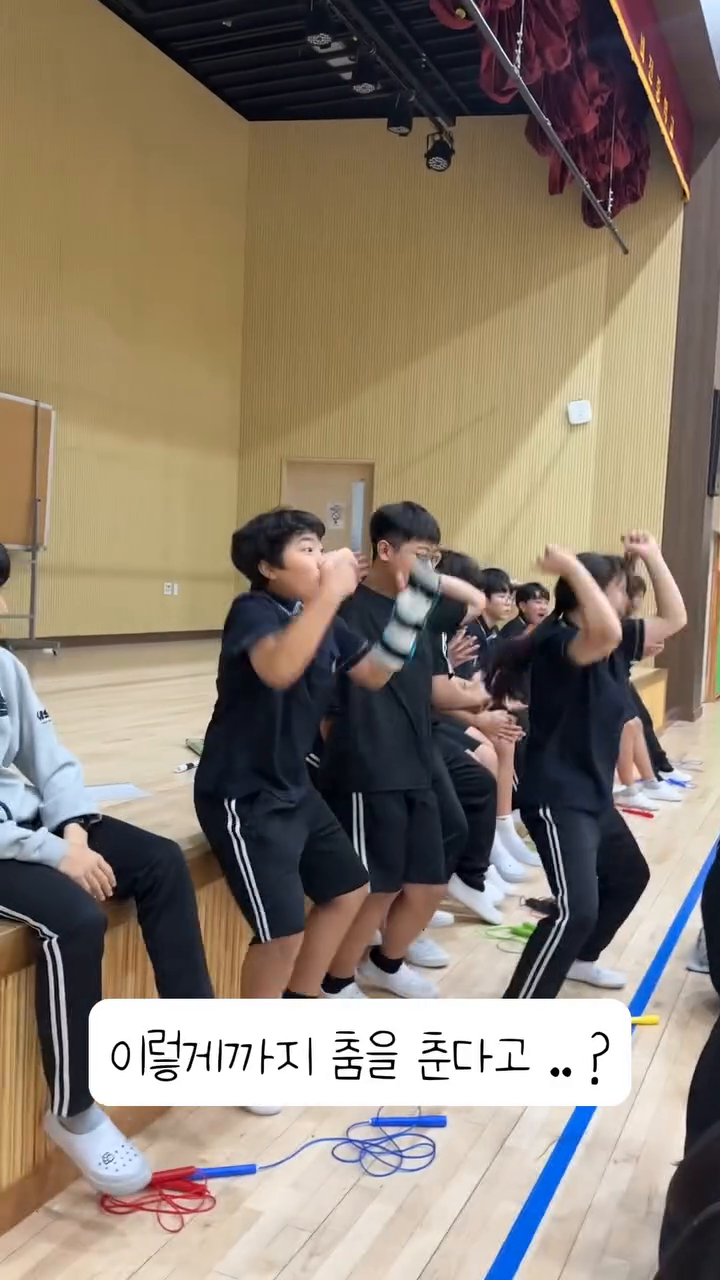 지난 9월에 비전중 체육선생님이 육아휴직으로 인해 

부탁하셔서 2주정도 체육수업으로

배드민턴, 피구(대회연습), 줄넘기 했었는데

그때 재밌고 웃겼던 부분들이 있어 영상 찍다가 

귀여워서 만들어 봤었는데 내 갤러리에만 묵혀 있기엔 

너무나 아까운 영상이다 별거 아니지만 추억 쌓게 올려야지 ⋆⁺₊⋆ ♡̷̷̷