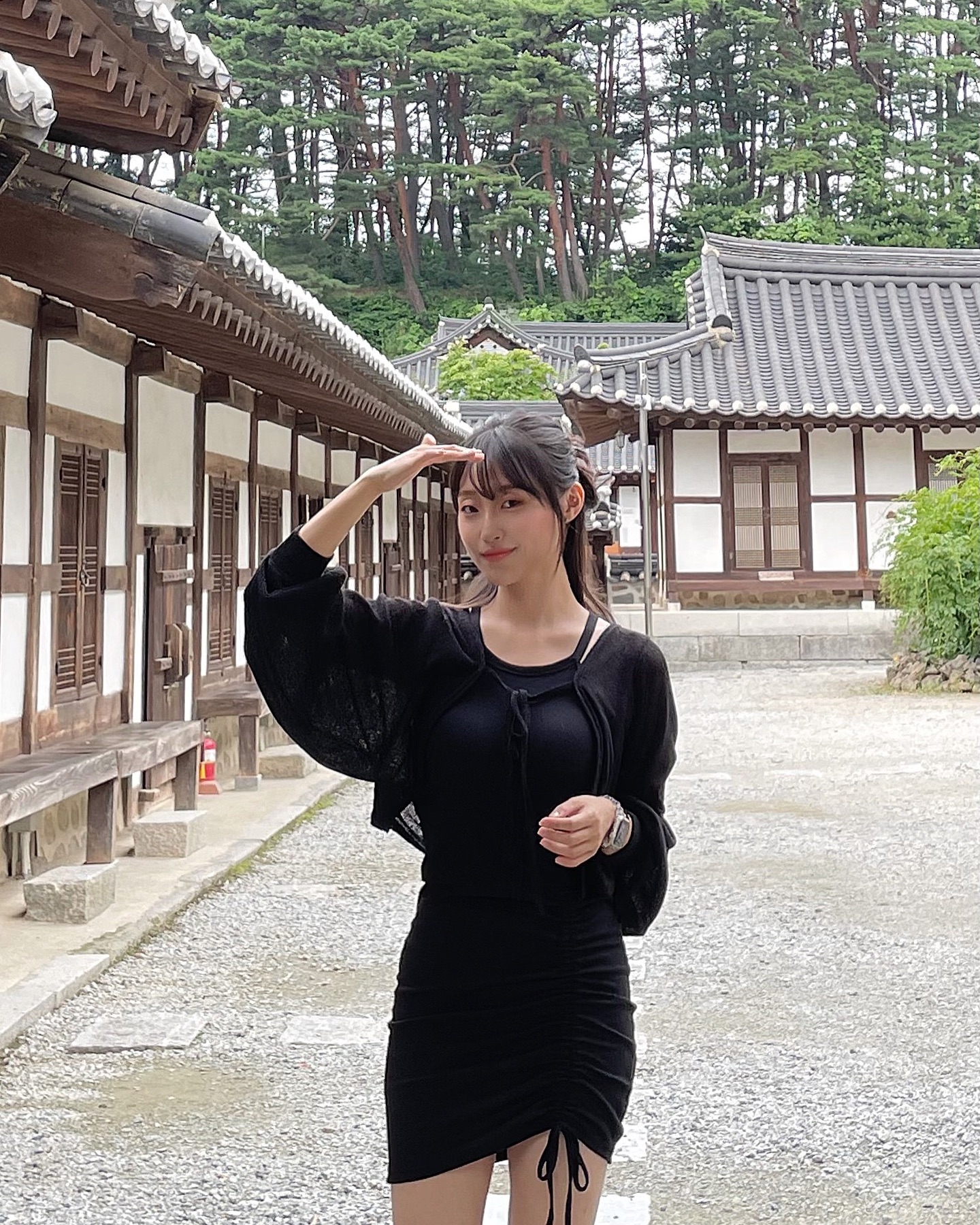 굴렁쇠 달인이고팠던 아마츄어🏃🏻‍♀️
어떤가요 초짜 굴렁쇠러입니다?

#올블랙 셔링원피스에 볼레로 가디건 착장이에요!
사실 블랙을 너무 좋아하는 나•••
그치만 여름에는 아무리 얇아도
블랙은 블랙이더라구요🥵

온 세상 햇빛을 모조리 내가 다 흡수하는
그런 느낌적인 느낌 ㅎ
더위 진짜 많이 타는 편인데 이 날 이후로
올 여름, 블랙은 그만입을 것 같아요 ㅋㅋㅋ
녹는다 녹아 🫠

#아디다스삼바 는 이런 셔링원피스랑
매치해도 고오냥 포인트가 되네요.
곧 식을것먼 같던 삼바의 매력은
언제쯤 저물 것으로 예상중이신가요?
생각보다 길어지는 #삼바 트렌드에
22년 구매자는 뽕뽑고있는 중 🫡