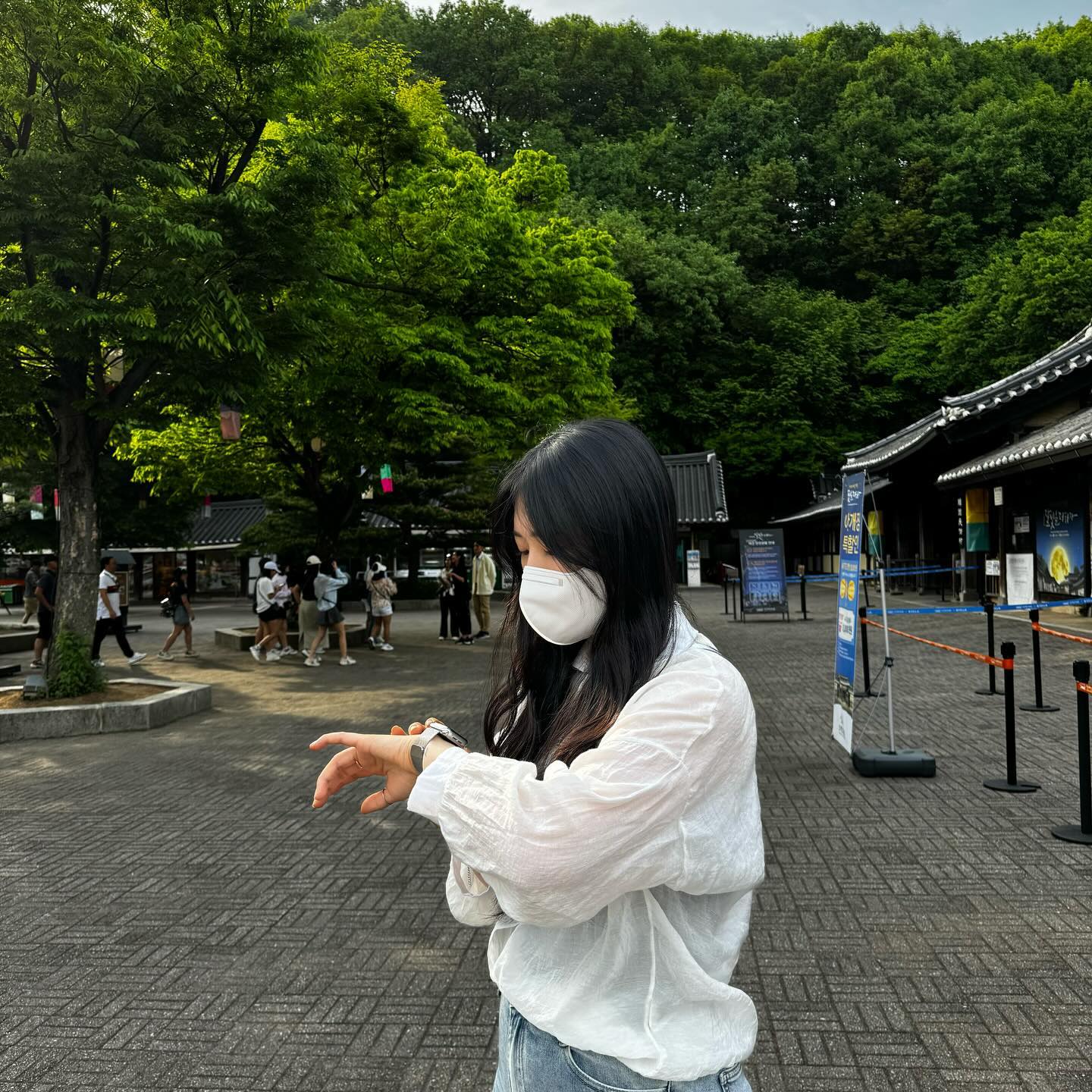 #광고
병원에서 일하는 나는 
365일 중 절반 이상은 마스크를 쓰고 
생활하는 것 같다 ‎˃̵ࡇ˂̵
마스크는 내 일부가 되어
KF 94, KF-AD, 덴탈 등 
다양한 마스크를 사용해 보았다-!
😷 내가 마스크를 선택할 때 
가장 중요하게 따져보는 것은 
-
✔ 제조사가 어딘지
⍤ 동아제약에서 판매하는 
100% 국내 생산 부자재를 사용한 마스크
⍤ 식약처 허가 완료된 의약외품 KF94 
✔ 숨쉬기가 편한지 ,귀 부분이 아프지 않은지
⍤ 오래 착용해도 귀가 편하고 코에 밀착되며 
새부리형으로 호흡이 편안한 마스크
✔ 얼굴까지 포근하게 감싸주면 땡큐 
-
-
-
-
 #동아제약 #더스논 #의약외품 #KF94마스크 #황사마스크 #새부리형마스크 #편안한호흡 #귀편한마스크