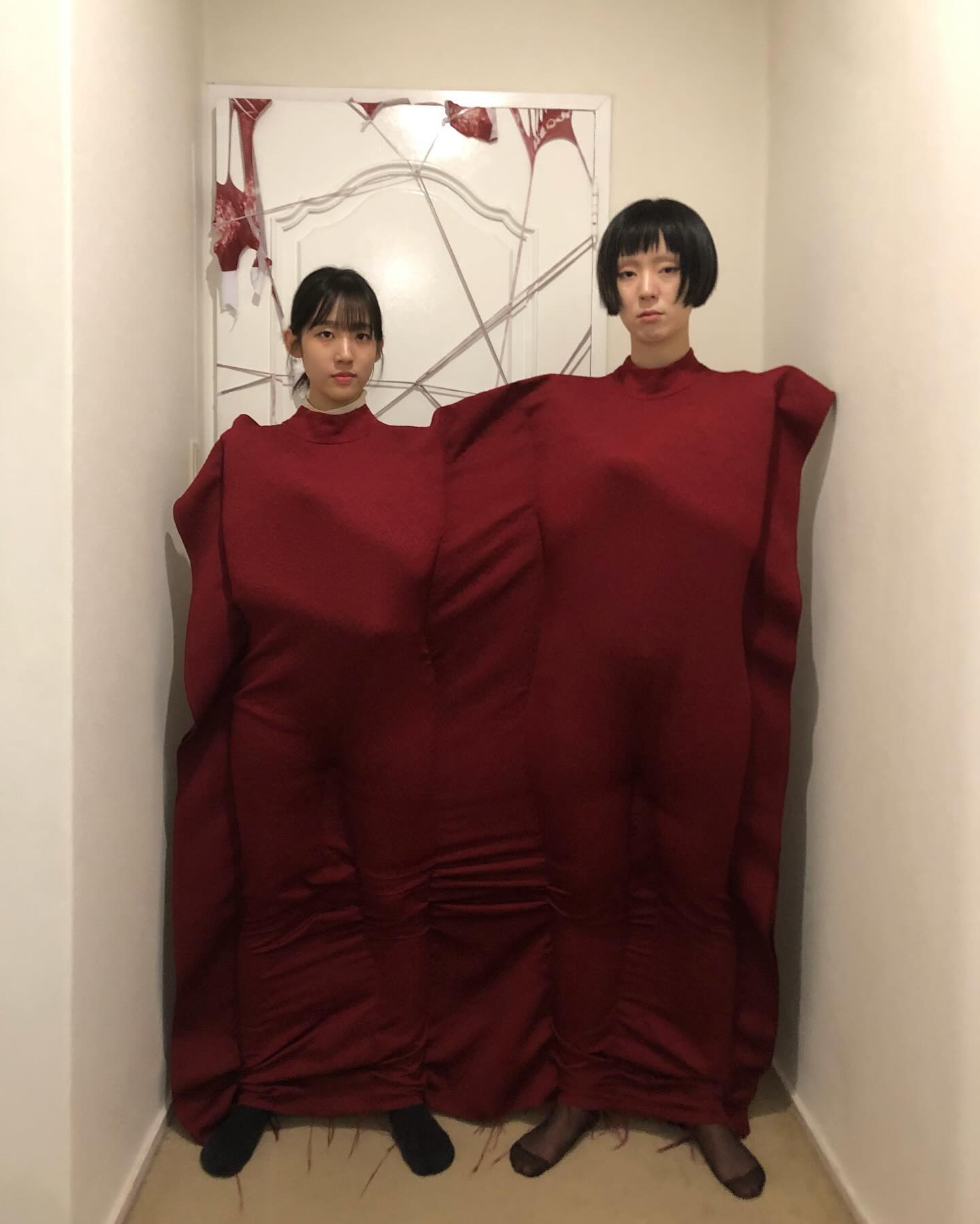 [Mina Chung Workshop 전시 - Error 착오]
작품 퍼포먼스로 참여했습니다 🗯️

일시: 11/30~12/3 목~일 11am~ 20:00pm
장소: 서울 용산구 한남동 653-4 (순천향대학병원 건너편)
(구)대사관저 (ldk_roomservice )

[사회통념을 벗어난 관점의 재구성]

이 작품은 갈릴레오 갈릴레이의 지동설 예시로서 대표되는 사회통념의 억압, 무 지에서 비롯되는 미지의 세계에대한 제약을 나타낸다. 천은 우리가 순응하고 살 아가는 사회를 상징한다. 나의 존재는 5미터도 채 되지 않는 천 안에서 제한된다. 처음에, 이 사각형의 천이 내가 느낄 수 있는 전부이기에, 내가 사는 세상의 전부라고 믿었다. 그러나 재단되어 실타래가 풀리며 바닥으로 떨어지는 천을 보곤, 나는 제약과 자유 사이의 복잡한 상호작용을 이해했다. 날 억압하던 천으로 부터 해방되어 더 넓은 세상을 가졌다.

천에 갇혀있던 기억을 더듬어보면, 내 몸 어느 한 곳도 자유롭게 움직일 수 없고 심지어 간단히 손을 드는 것조차 제한된다. 천에서 벗어난 지금, 한 발짝 두 발짝 내딛는 것도, 나 자신을 꼭 끌어안는 것도, 새로운 세상이 되어 더 넓은 사회를 경험할 수 있게 되었다.

천동설 시절 인류에게 지구가 평평하다는 것은 ‘사실이였지만 그것은 지동설을 몰랐던 무지의 세계에서 비롯된 것이었다. 우리는 모든것을 보고 있다고 생각하 지만, 우리가 살고있는 세상 한꺼풀 밖은 알지 못한다. 더 다양하고 포괄적인 사 회를 구축하는것은 우리 자신에게 달려있다.

작품은 사회적 통념을 깨부수고 정론으로서 확립된 지동설처럼 사회규범의 제약 을 벗어나 해방된 개인의 가능성을 기대하게한다.- 이설경