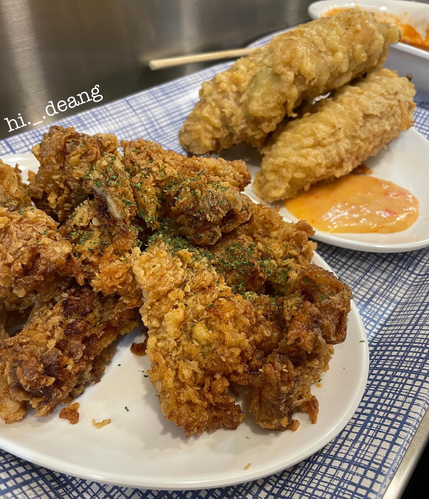 ॱଳ͘ 
오랜만에 다시 올리는 피드
이제 다시 열심히 올려보쟈

결혼 준비도 하고 이것저것 생활하는게
바뀌다보니 소홀해진 내 먹스타그램ㅠㅅㅠ

다시 올리는 첫 사진은 제일 특이하고 맛있었던
여수 이순신광장에 있는 로타리분식에
돼지갈비튀김과 왕고추튀김😏

#여수 #이순신광장 #로타리분식 #돼지갈비 #튀김