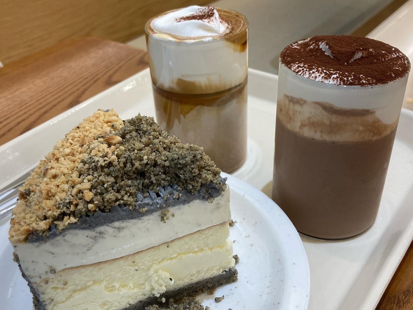진짜 너무 너무 너무 맛있다..🤤
저 달달한 크림을 맛보고서는 크림있는 디저트만 보고 있어요..
달달하면서 폭신하면서 살짝 씁쓸하며

#맛집 #카페 #아인슈페너 #초코슈페너  #흑임자케이크