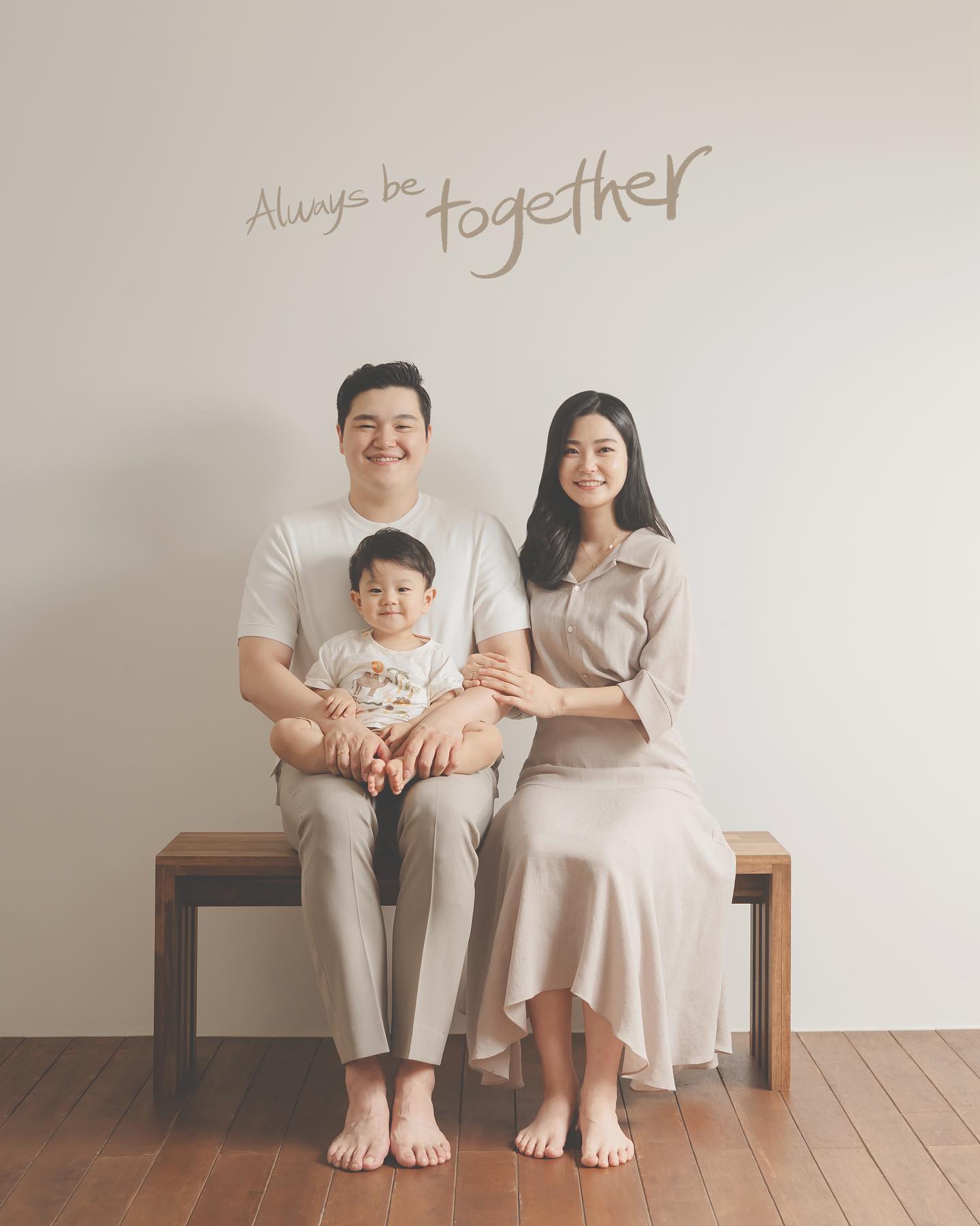 _
Always be together ♥️

결혼 3주년,
찬이와 2번째 여름. 

매년 남기기로 약속한 우리의 기념일
올해도 기분 좋게, 즐겁게, 행복하게 추억을 만든 여름이었다.

ps, 나의 게으름이 최종본을 늦게받게 만들었지만.... ㅎㅎㅎ 올해도 대만족
항상 믿고 찾는 작가부부스튜디오! 
작가님 감사해용 ♥️

#가족사진 #결혼기념일사진 #3주년
#작가부부스튜디오 #작가부부 
#돌사진은아직안고름 😱