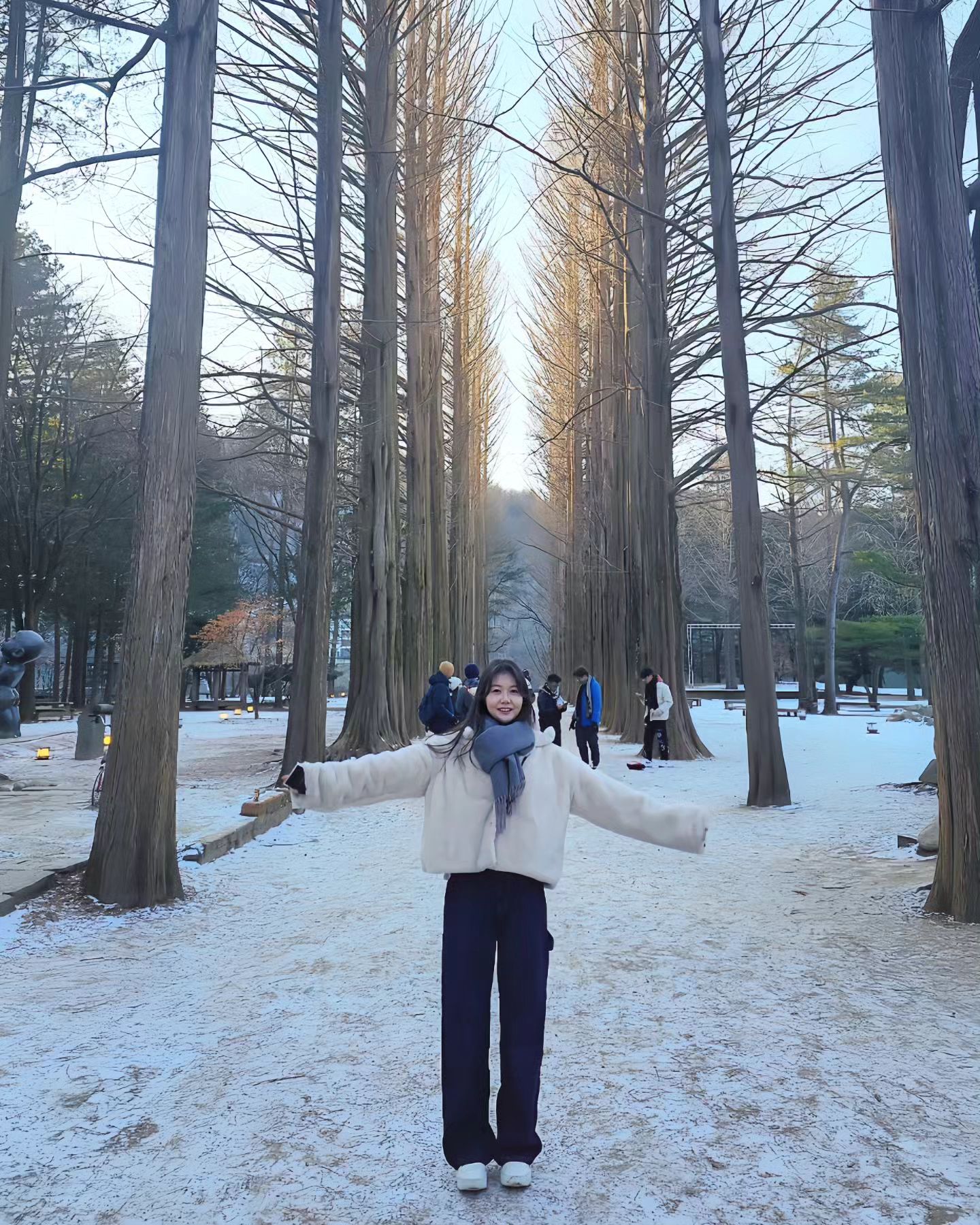 다들 주말 잘 보내셨나요?!
저는 오랜만에 남이섬 다녀왔는데
겨울 남이섬은 할 게 별로 없네요😅

공작들이 비둘기 마냥 돌아다니고
눈사람 없는 눈사람호떡⛄️
올해 호떡집이 안보여서 못먹었는데 여기서 먹게 됐네요
뜨끈한 오뎅은 구세주야~~ㅋㅋ

너무 추워서 보이는 건물들 다 통과하며 강제 구경했다는ㅋㅋ
겨울엔 실내데이트가 최고야^^

그래도 추억이 있던 장소라서
옛날 기억도 새록새록 나고
재밌게 놀다 왔습니다🤭💓