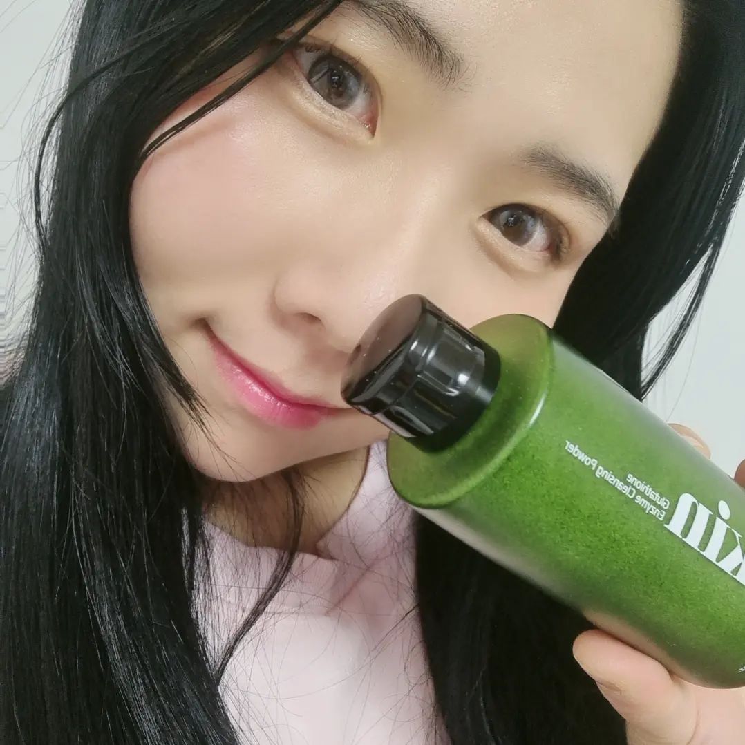 #업체로부터제공받은제품입니다  #협찬

erkin_cosmetic

🫧🫧에르킨 글루타치온 엔자임 클렌징 파우더 🫧🫧

클렌징 폼이나 크림은 많이들 접했겠지만
파우더는 생소할수도있다 

나 또한 클렌징파우더를 접한게 2번째 일정도로
그렇지만 기존에 써왔으니 좋다고 아는건 당연한거 👍

처음 써보는 사람들에겐 거품이 잘 안난다고 안 씻겨지는거 같다고 느껴질수있지만 
천연 유래 성분으로 만들어 건강하고 남녀노소 누구나
안전하고 건강하게 

독하고 자극적인 향이 아닌 유칼립투스 쟈스민등으로 
산뜻한 숲속향이 세안할때 기분좋게 해준다 🌿

민감피부 여드름 트러블피부도 전부 오케잉 
세안 각질제거 효과인 이 좋은제품 덕분에 피부관리 진짜 굿 😊

에르킨 클렌징 파우더 좋은거 보여주려고
부끄럽지만 마지막에 민낯 오픈 🤭

좋은제품 소개해준 에르킨 감사해용 
열심히 쓰고 또 써야지 진짜 향도 대 만족 💛

➡️ 제품 참조 링크
https://erkin.co.kr/product/e5220442-1071-4541-9541-3c5e05594581

➡️ 제품 제공처
erkin_cosmetic

 #효소세안제 #엔자임파우더 #에르킨 #에르킨효소세안제 #에르킨엔자임파우더 #클렌징파우더추천 #약산성폼클렌징추천 #가루세안제 #코덕 #20대 #일상 #협찬문의
#협찬DM #화장품추천 #세안추천 #클렌징제품 #세안제품추천
#민낯공개 #는예전에도사실함