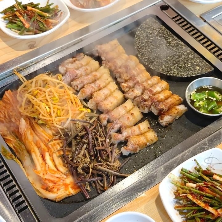 고기에 반하고, 반찬에 홀딱 넘어간 집💕
흑돼지삼겹살이 맛있는 돈꽃피는집🌸

삼겹살집은 서면에도 워낙 많잖아요. 
그래서 새로운 곳을 많이 가보는 편인데
여긴 진짜 맛있었어요👍👍

저희는 흑돼지삼겹살 두툼구이 먹었는데 
고기+비계 비율 너무 환상적이고 
한 입 먹으면 고소함이 팡팡 터져요✨
육질도 쫀득탱탱 장난 아니었어요. 
직접 다 맛있게 구워주셨어요. 

그리고 김치가 대박이에요!
배추김치와 깍두기, 쪽파겉절이, 갓김치가 나왔는데 
맛을 보면 다 직접 만드셨구나 하는 게 느껴져요. 
(담근 김치 포장판매 한다고도 쓰여 있더라고요)
최애 깍두기는 굴에 버무려주셨는데 
맛깔나는 게 이런 거구나 하는 느낌! 
김치, 콩나물, 고사리는 불판에 척척 올려서
삼겹살이랑 같이 구워 먹으니 환상적😍

제가 진짜 홀딱 반한 건 
#새우장 #김 #꽃게된장찌개 조합이에요. 
고깃집에서 이 조합을 만나다니! 
김에다 밥이랑 새우장 싸서 한 입 먹고 
된장찌개 한 입 먹으면 완전 꿀맛이랍니다🥰
새우장이 항상 나오는지는 모르겠는데 
이 맛에 반해서 또 찾아가려고요❤️

#돈꽃피는집 
#흑돼지삼겹살 
#보리숙성삼겹살 

#서면맛집 #서면고기집 #서면고깃집 #서면삼겹살 #서면삼겹살맛집 #서면흑돼지 #서면술집 #서면회식장소 #맛있다그램 #부산먹스타 #먹스타소통 #부산먹팔