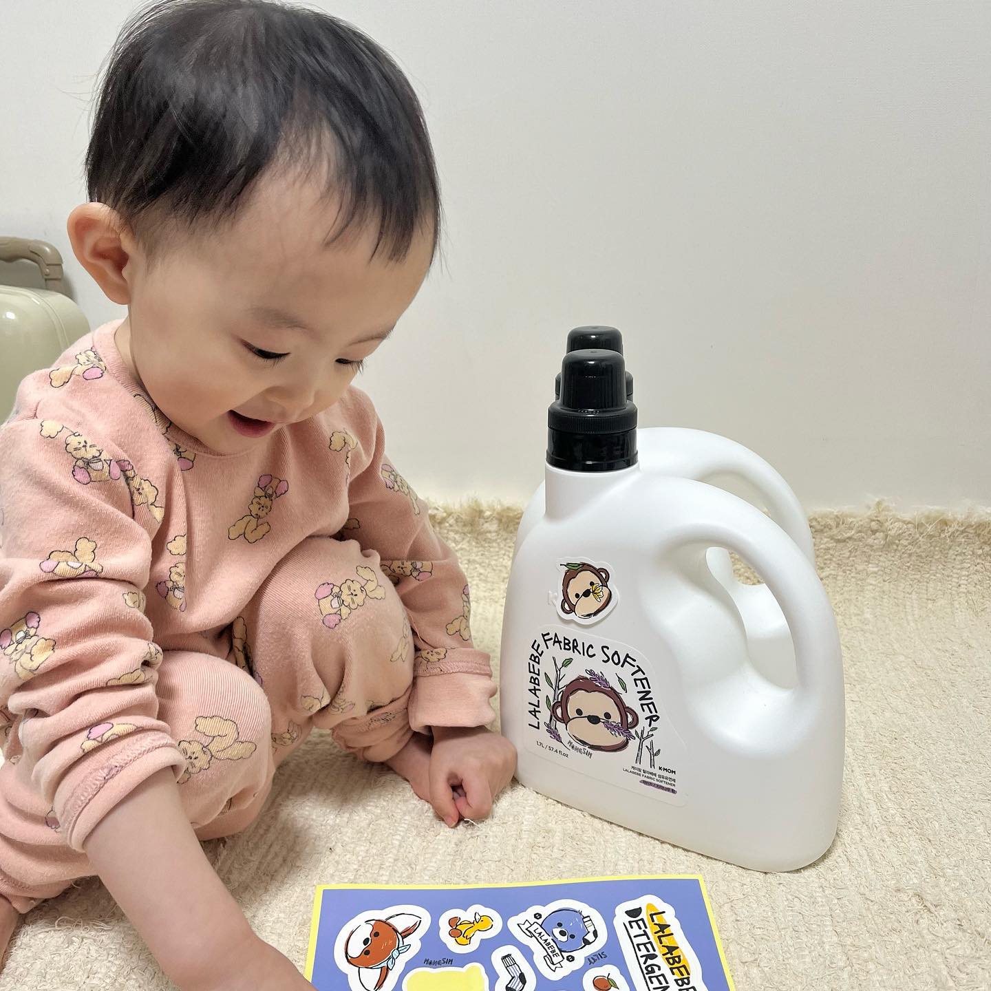 #협찬 

🧺🤍
온가족 빨래는 아무거나 
쓸 수 없죠!ㅎㅎ
마더케이에서 나온 케이맘랄라베베 비건유아세제입니다
장점이 넘 많아 
소개드릴 수 밖에 없어요ㅎㅎ

✔︎ 더마테스트 최고 등급 획득
✔︎ 비건표준인증원 인증 획득
✔︎ 세계아토피협회 인증 획득
✔︎ 동물실험 no! 비건 인증 향료 사용
✔︎ 13가지 유해물질
 &중금속 검출 no!
✔︎ 식물 유래 계면활성제 함유
✔︎ 강력한 세척력 및 이염 방지
✔︎ 경제적이고 편리한 리필형

향은 목련향, 프레시모닝향, 자작나무향
이름만 들어도 넘 취저입니다🥰
향도 은은하게나고,
매일 빨래하기 행복해요..🤍

🏷 moterk_kmom 

#마더케이 #케이맘 #케이맘세제 #랄라베베 #비건세제 #유아세제 #비건유아세제 #아기섬유유연제 #유아세제추천 #대용량세제
