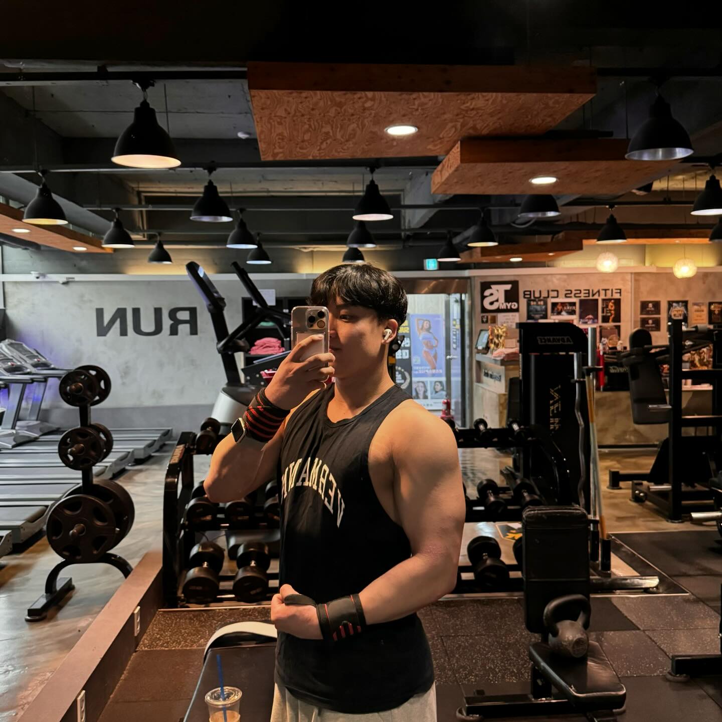오늘은 가슴이랑 어깨 완료〰️

가슴 시원하게 밀고 어깨 하는데 숄더 프레스 머신 무슨 
30? 25분 정도 계속하셔서 결국 머신은 못했습니다....😂

왜 운동 안 하고 폰을 하는 건지.. 이해불가❌ 

결국 어깨 전면은 케이블로 마무리!
-
-
-
-
#운동소통 #헬스장빌런 #너무싫다 #운동할때 #폰금지 #어깨 #가슴 #완료 #운동소통환영